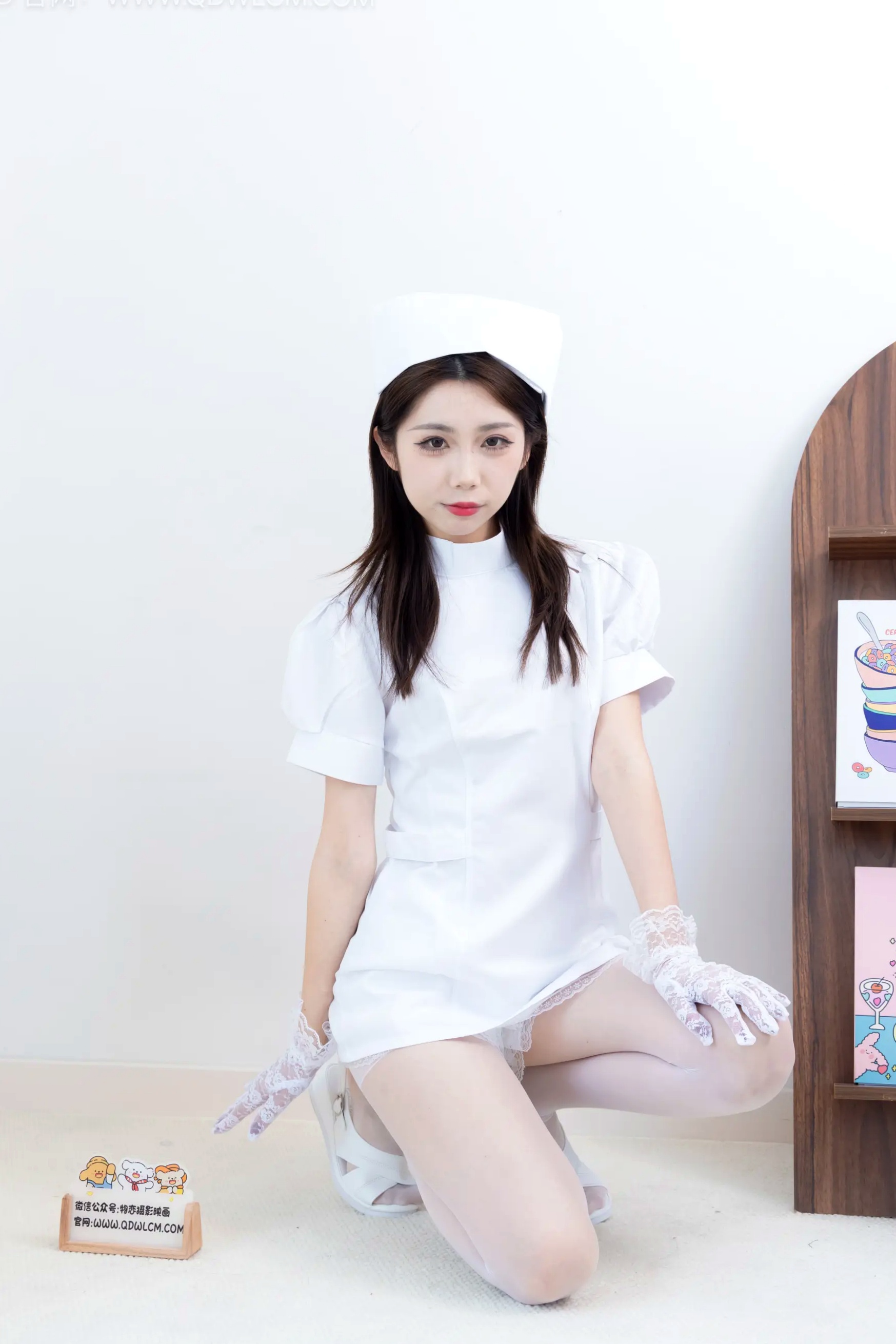 物恋传媒 泡泡 纯白护士服诱惑 私房清纯薄白丝凉鞋居家写真[116P]