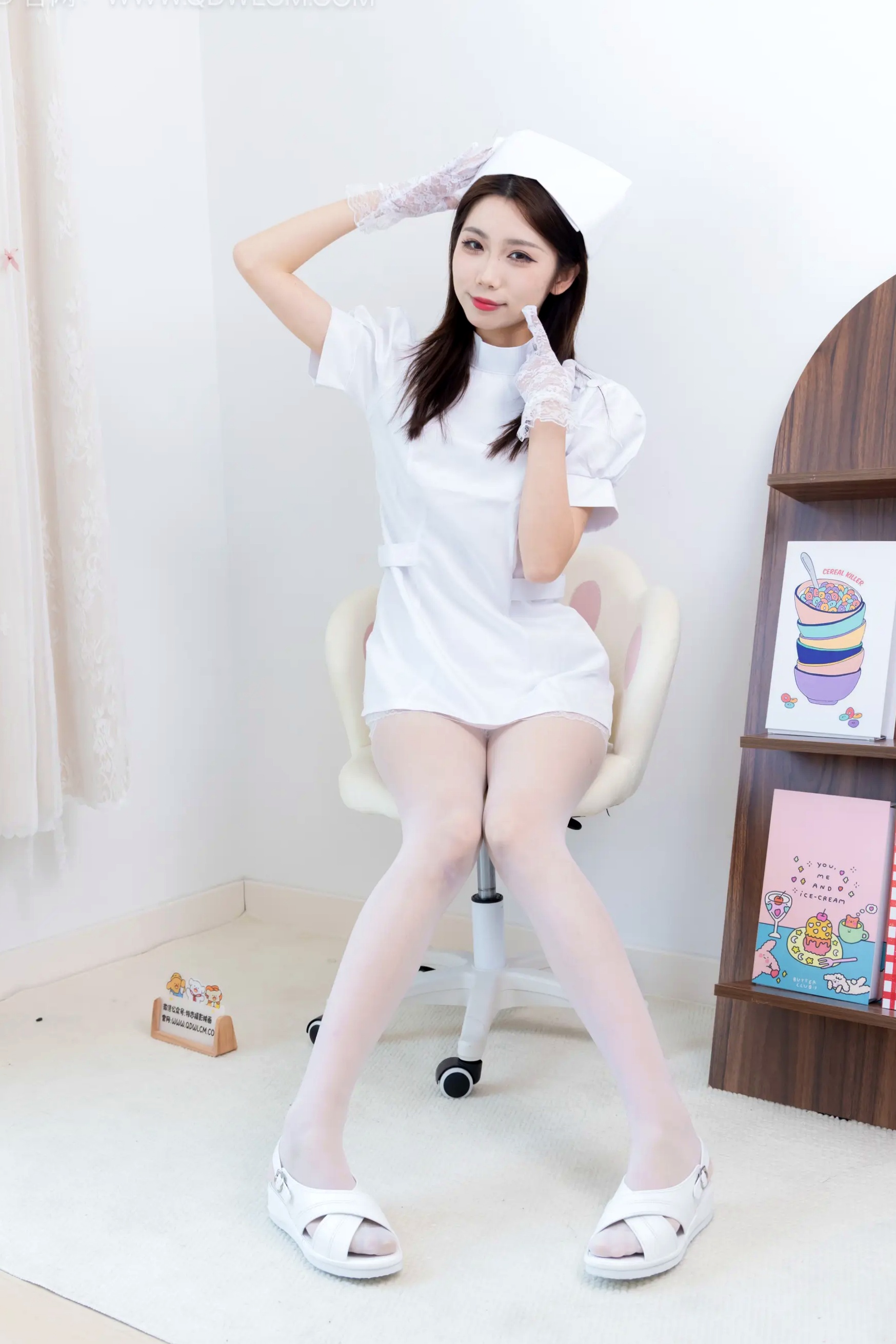 物恋传媒 泡泡 纯白护士服诱惑 私房清纯薄白丝凉鞋居家写真[116P]