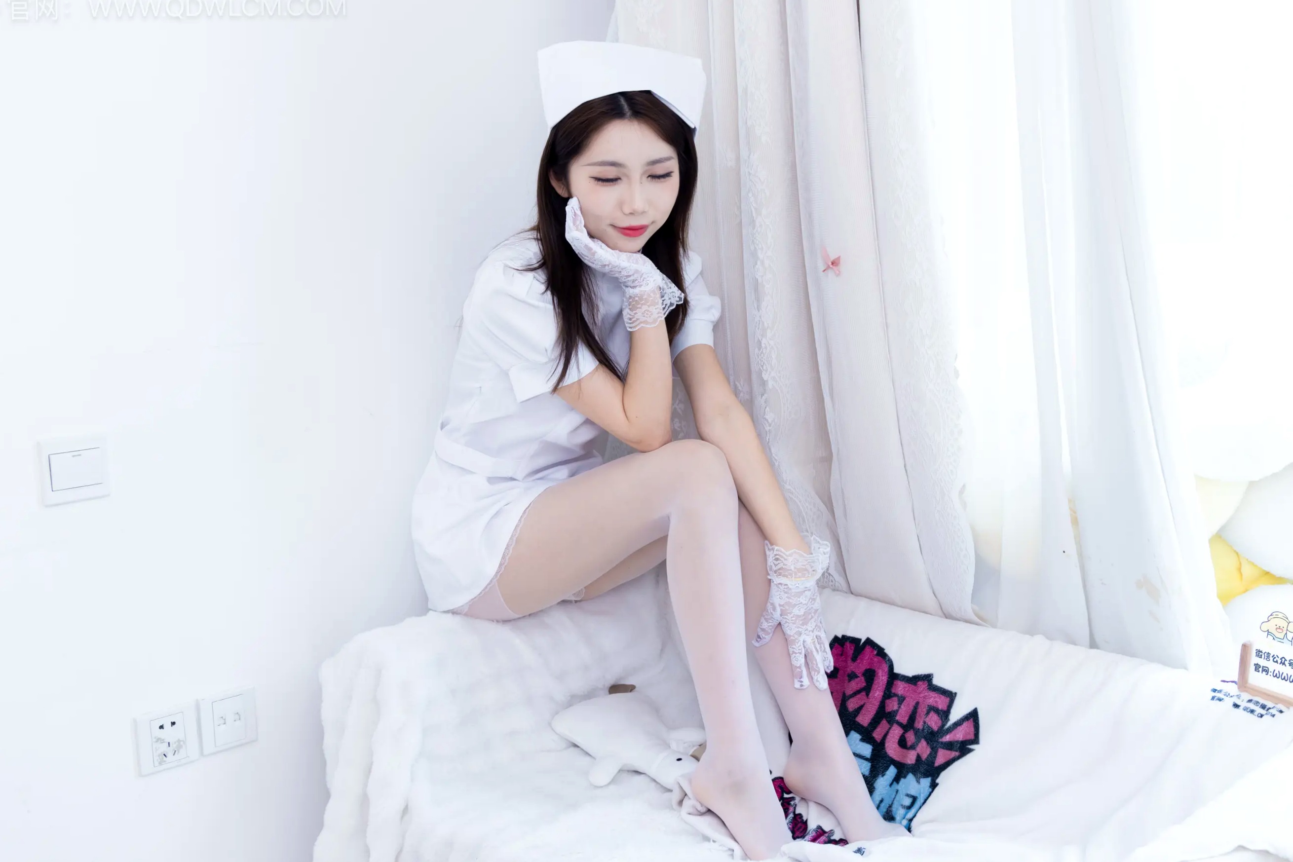 物恋传媒 泡泡 纯白护士服诱惑 私房清纯薄白丝凉鞋居家写真[116P]