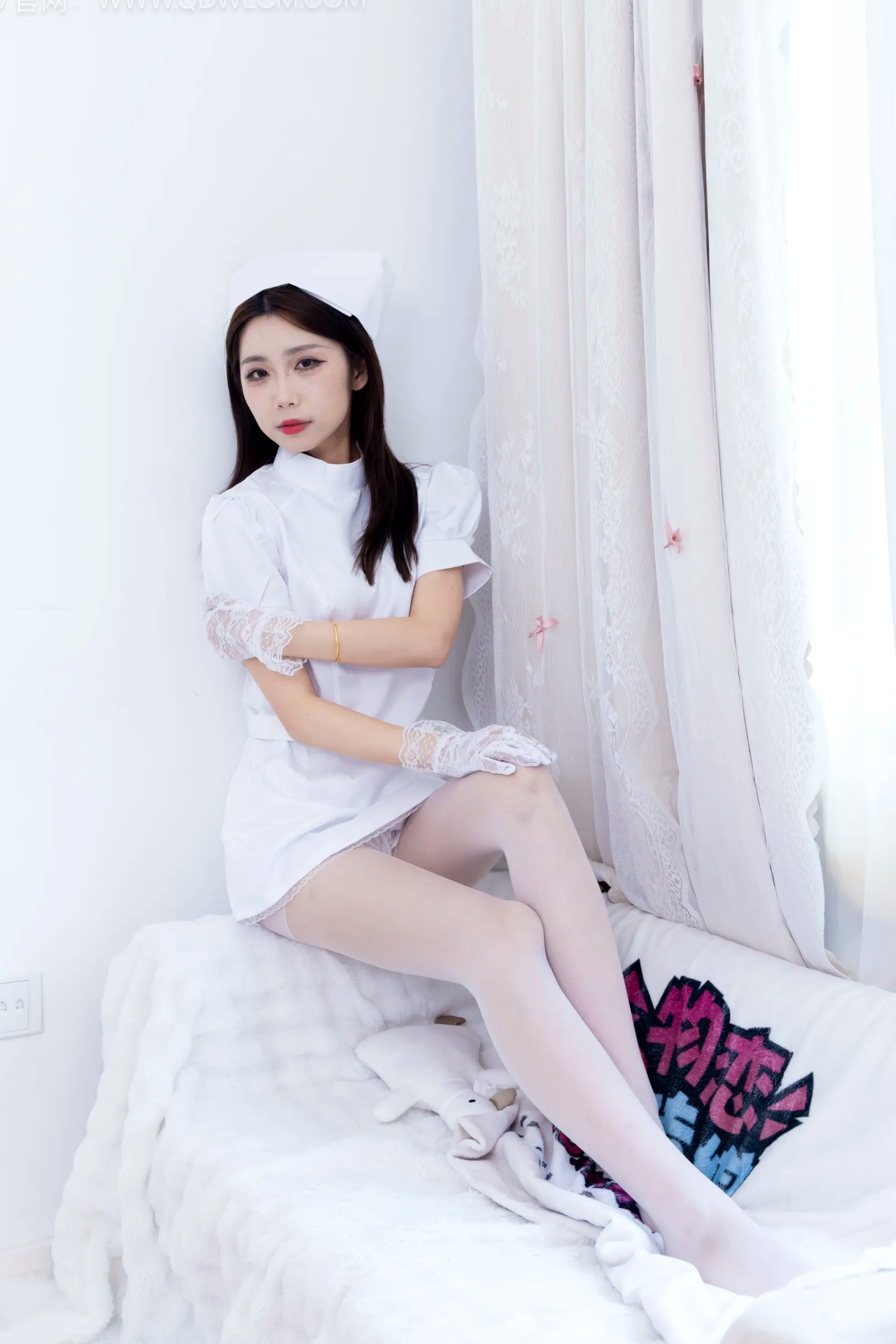 物恋传媒 泡泡 纯白护士服诱惑 私房清纯薄白丝凉鞋居家写真[116P]