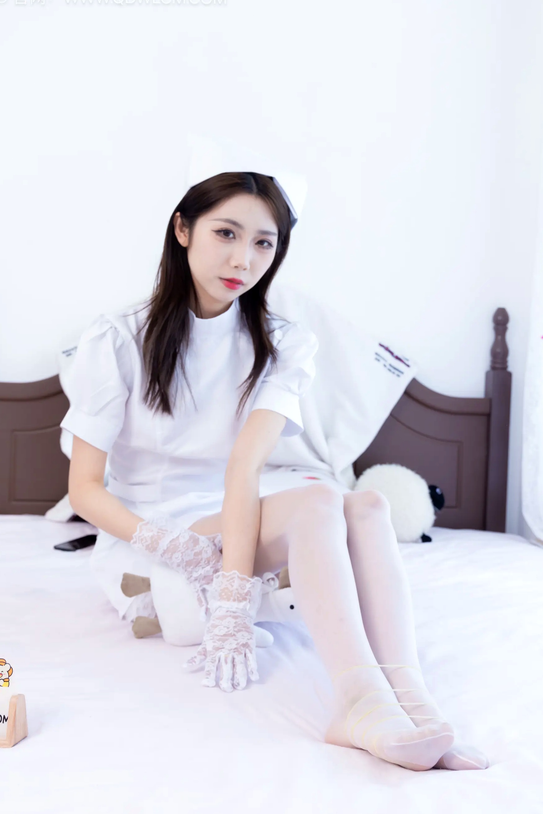 物恋传媒 泡泡 纯白护士服诱惑 私房清纯薄白丝凉鞋居家写真[116P]