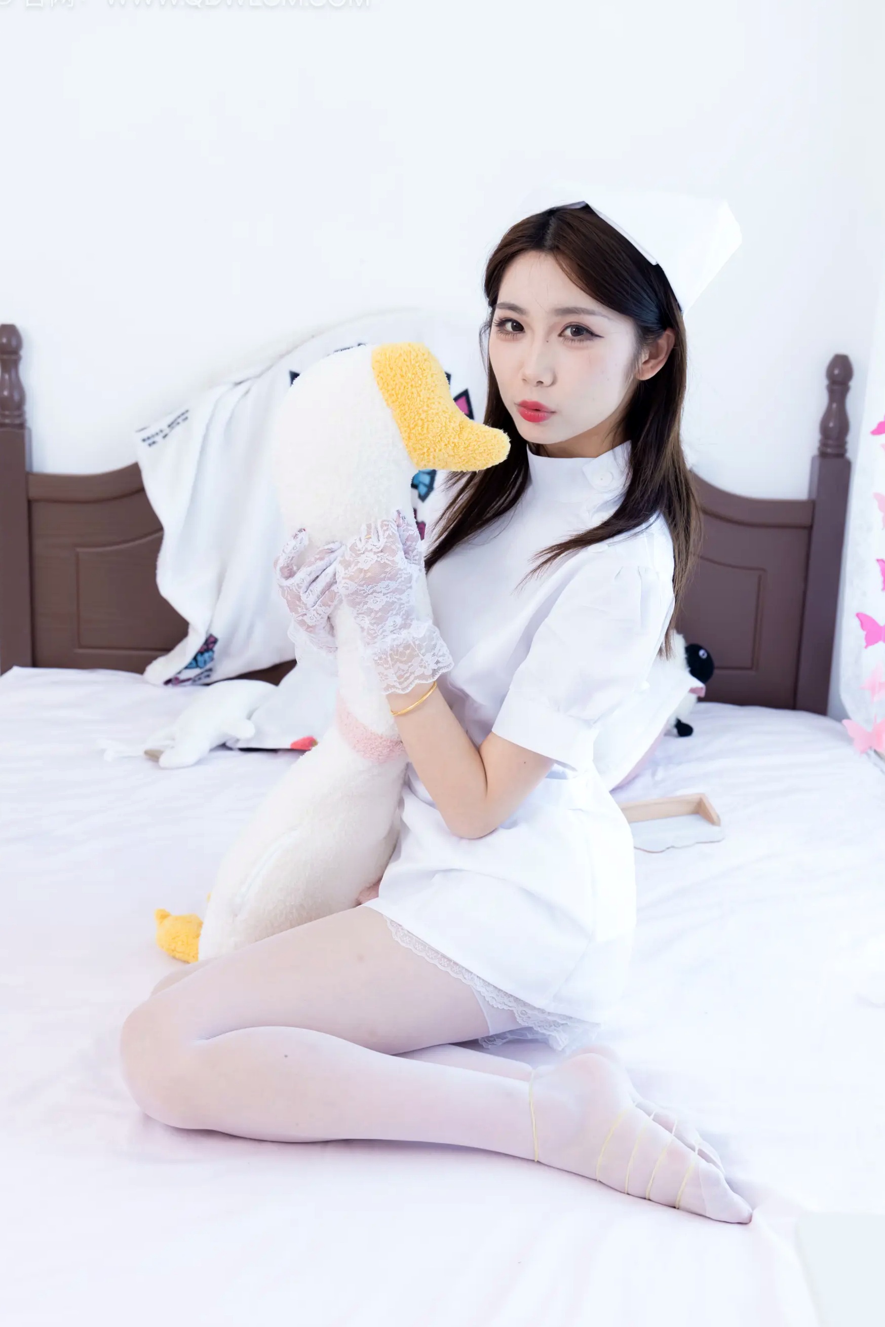 物恋传媒 泡泡 纯白护士服诱惑 私房清纯薄白丝凉鞋居家写真[116P]