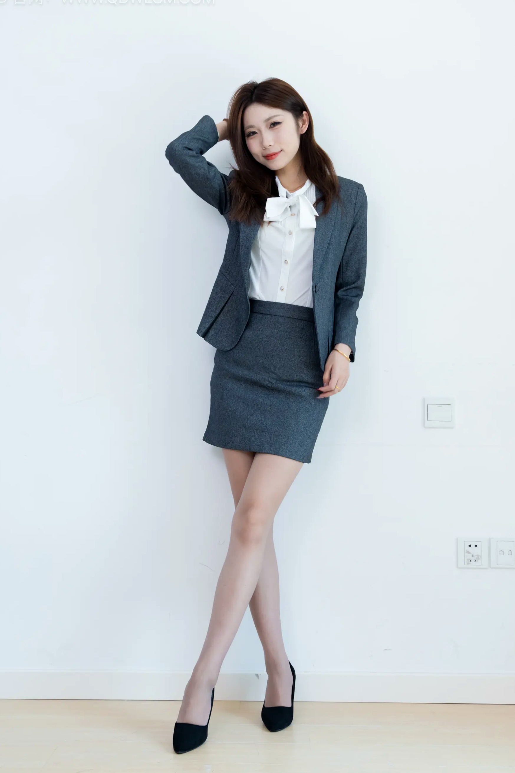 物恋传媒 泡泡-OL职业制服诱惑、优雅灰丝高跟鞋室内私房美图 [96P]