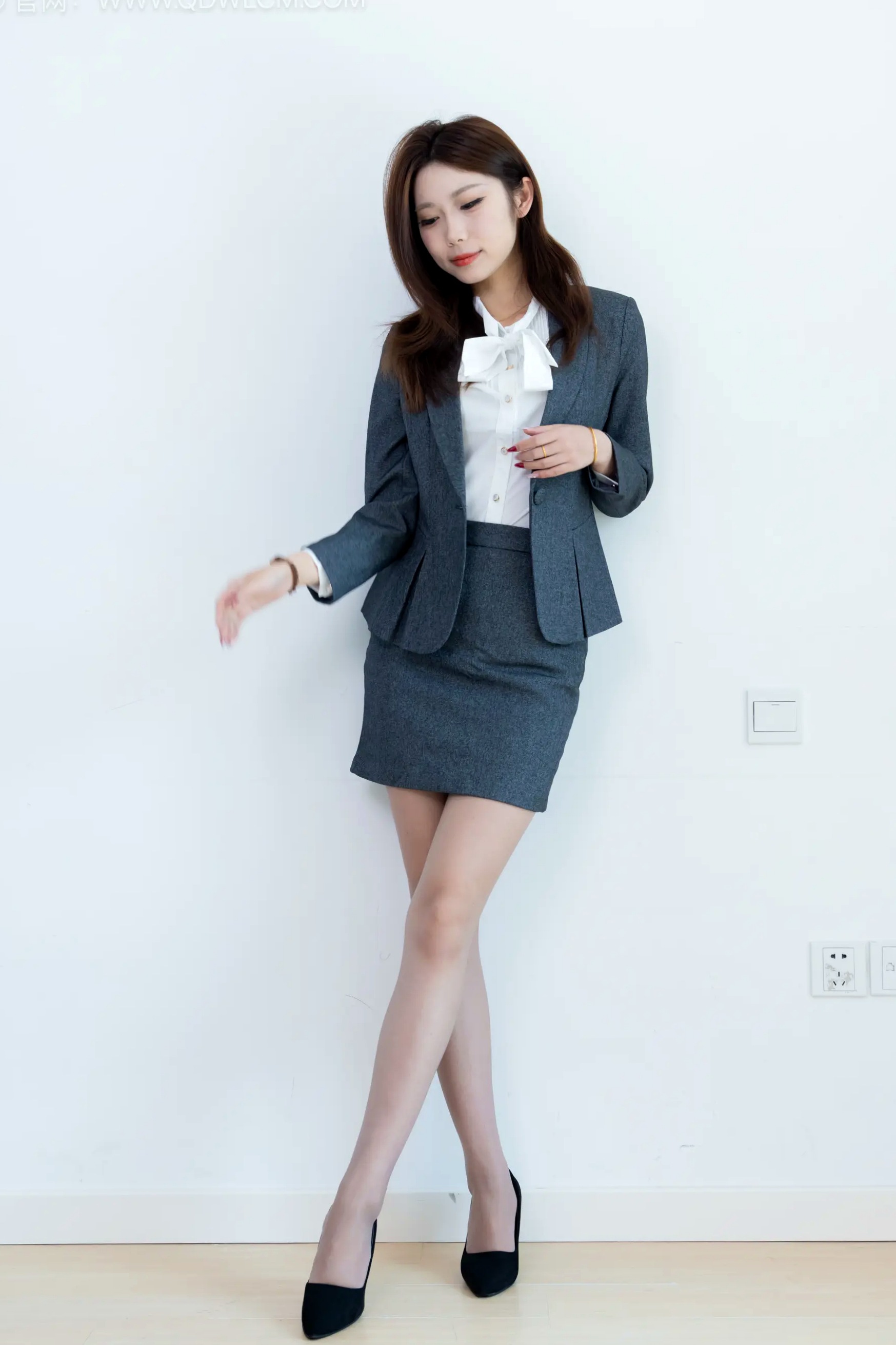 物恋传媒 泡泡-OL职业制服诱惑、优雅灰丝高跟鞋室内私房美图 [96P]