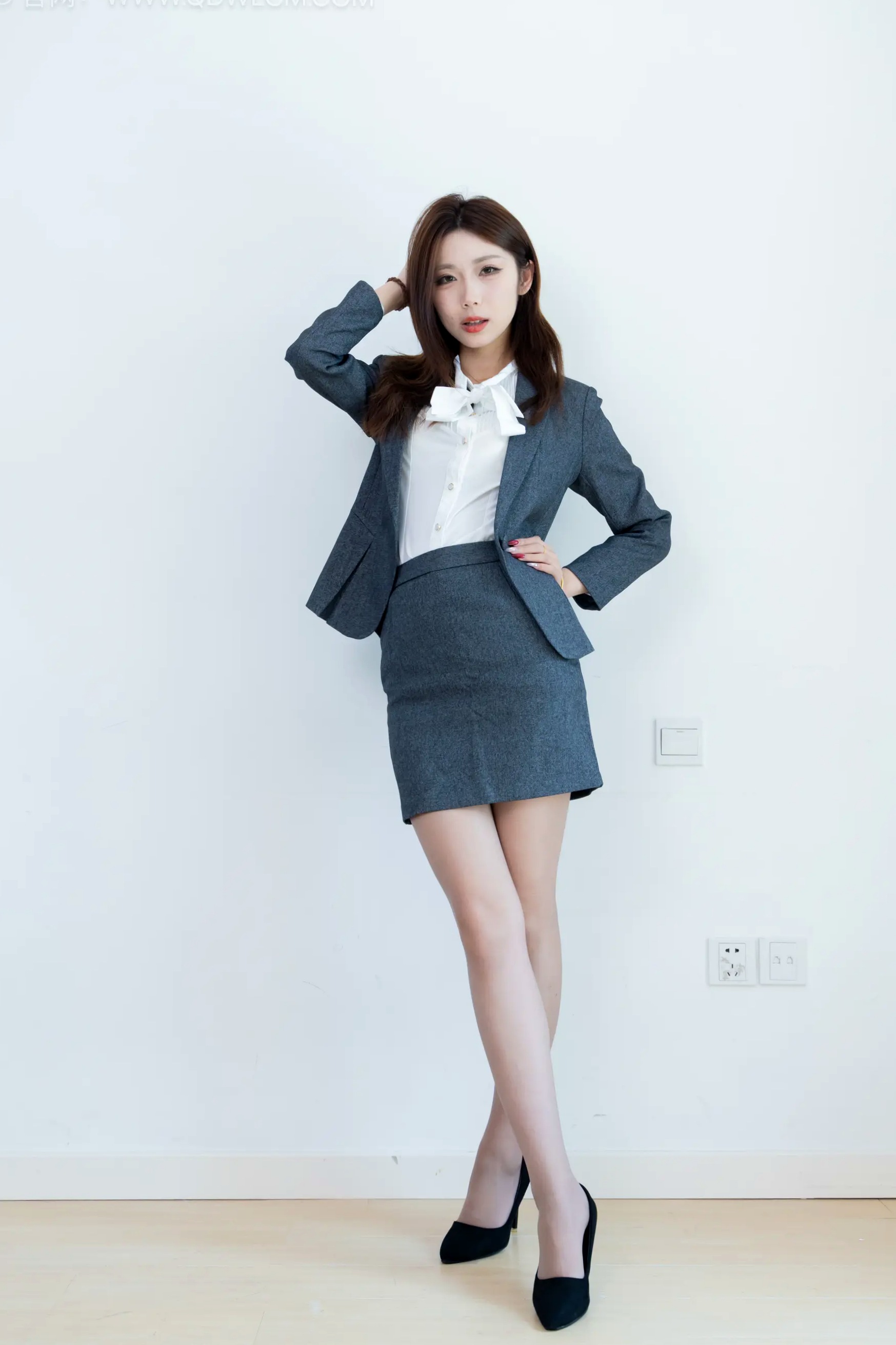 物恋传媒 泡泡-OL职业制服诱惑、优雅灰丝高跟鞋室内私房美图 [96P]