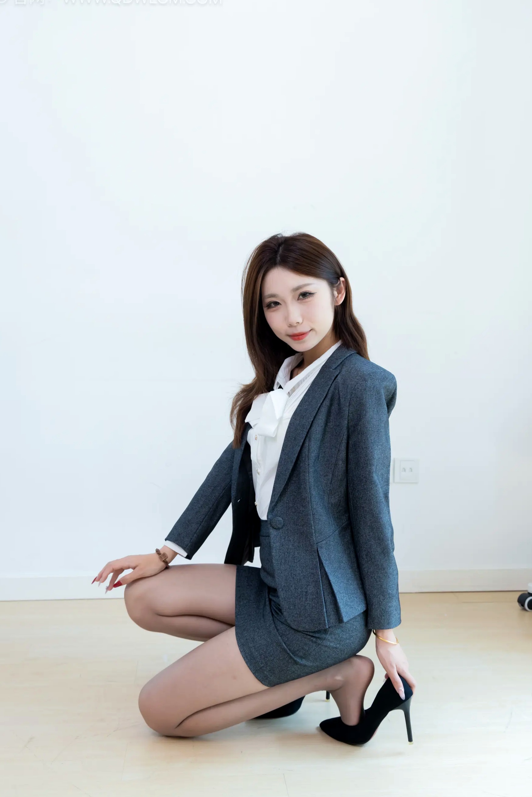 物恋传媒 泡泡-OL职业制服诱惑、优雅灰丝高跟鞋室内私房美图 [96P]