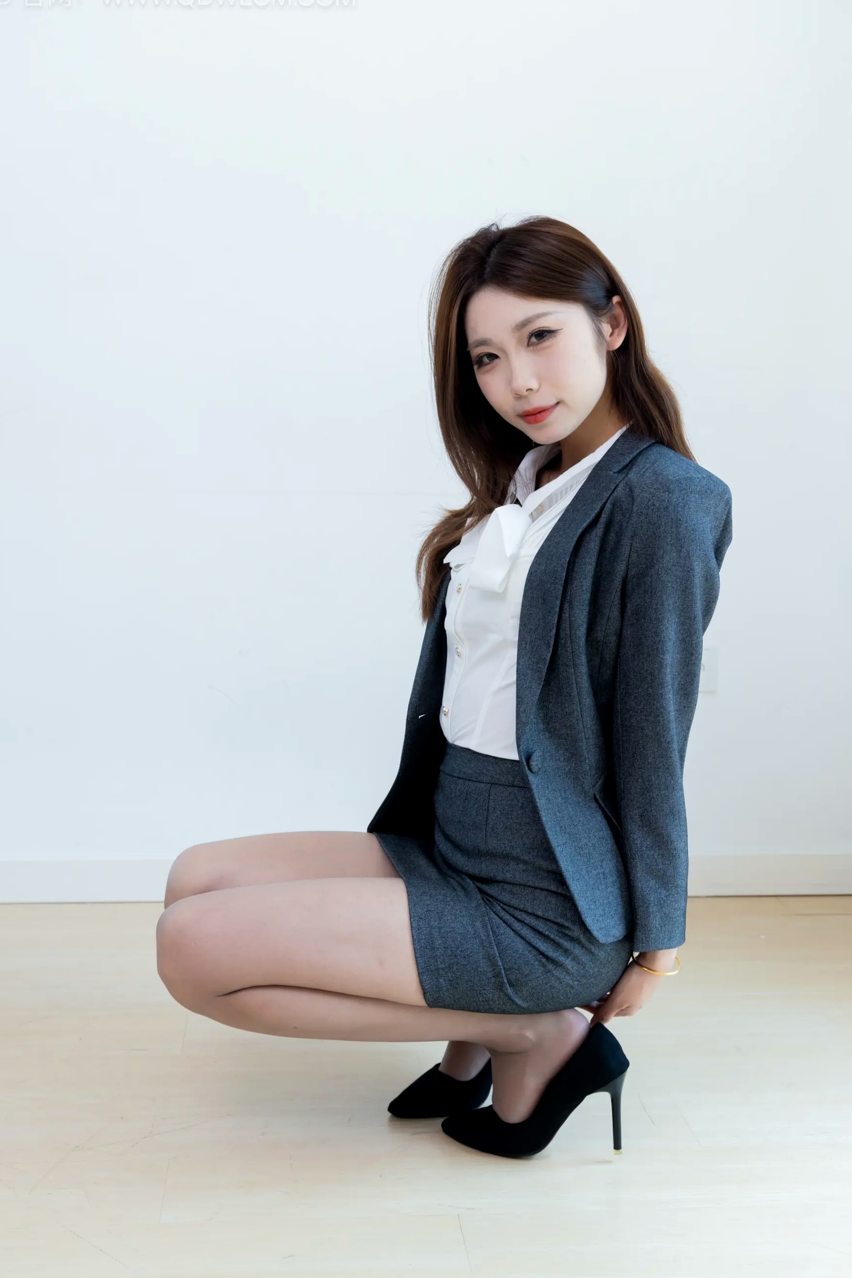 物恋传媒 泡泡-OL职业制服诱惑、优雅灰丝高跟鞋室内私房美图 [96P]
