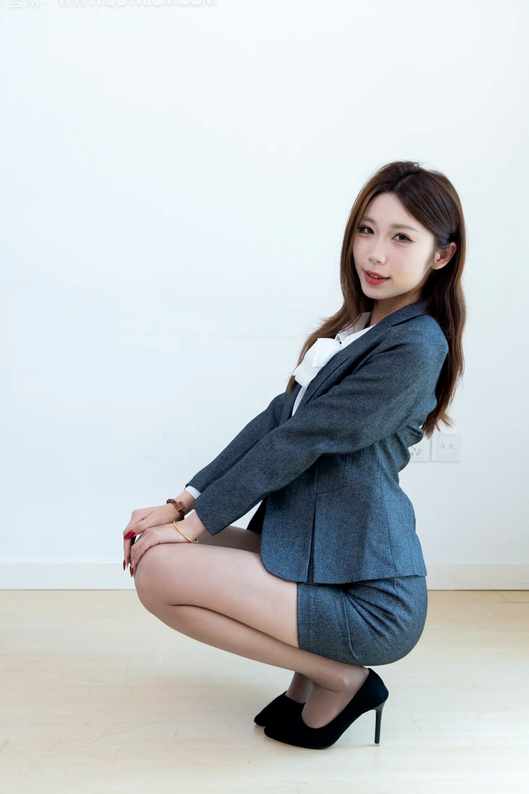 物恋传媒 泡泡-OL职业制服诱惑、优雅灰丝高跟鞋室内私房美图 [96P]