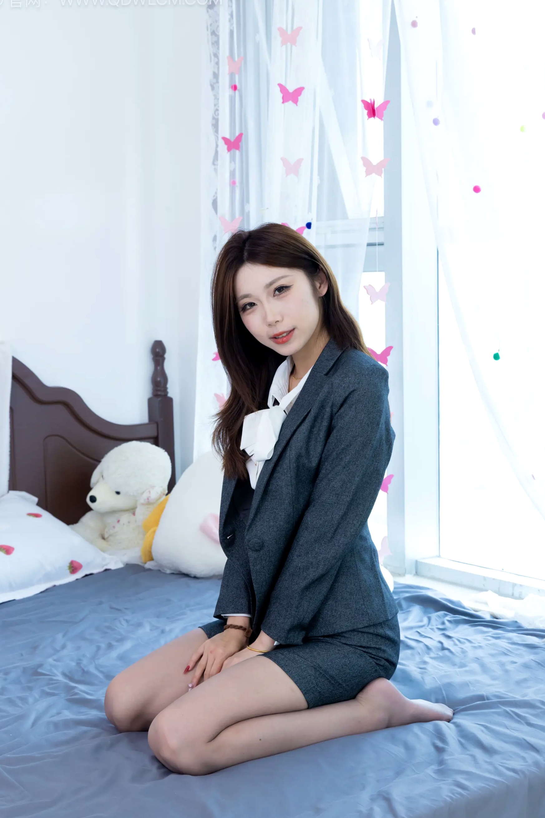 物恋传媒 泡泡-OL职业制服诱惑、优雅灰丝高跟鞋室内私房美图 [96P]