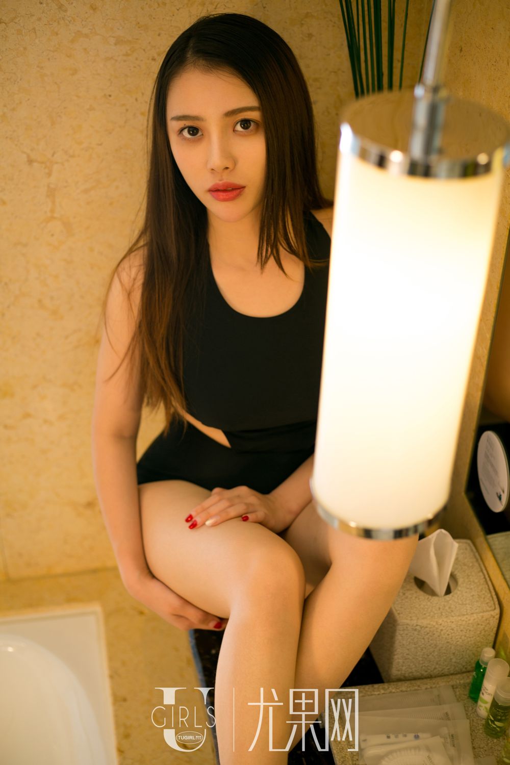 茉莉火红色比基尼 遮挡不住的完美曲线