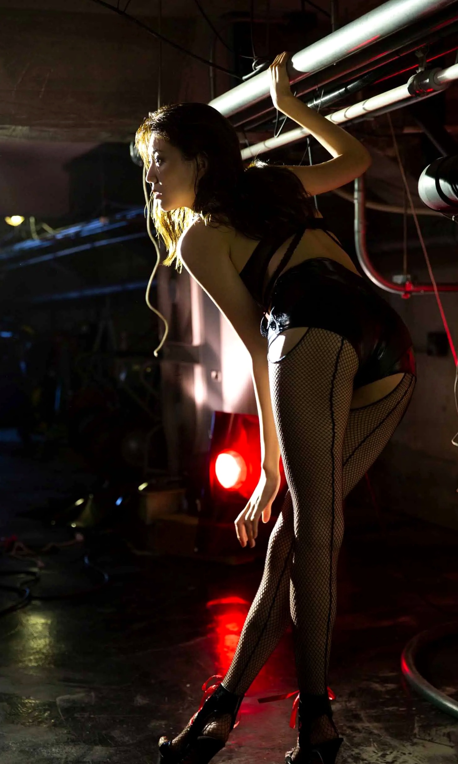 岩﨑名美 - THE LAST MISSION [73P] 丝绸睡衣性感私房写真 暗调优雅美腿诱惑