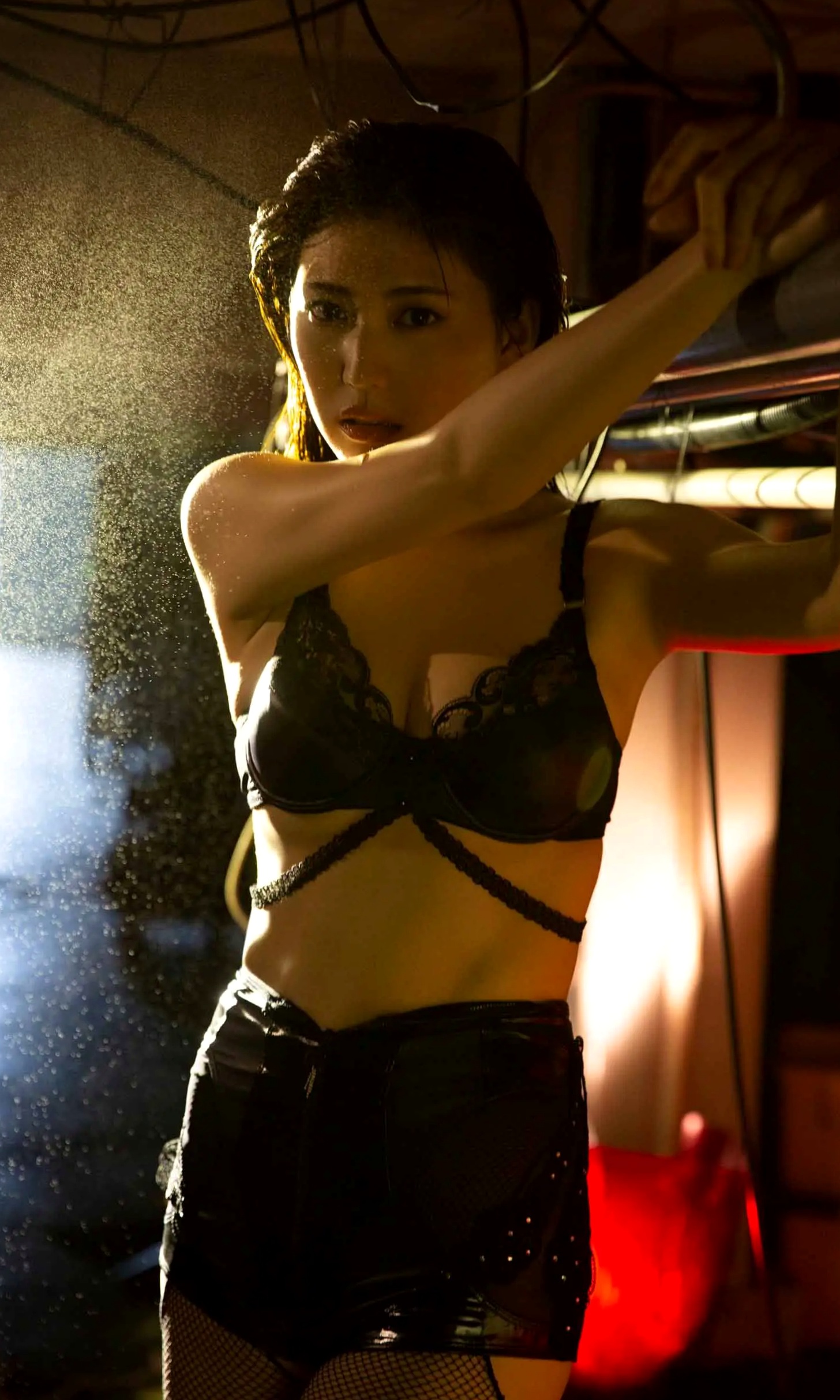 岩﨑名美 - THE LAST MISSION [73P] 丝绸睡衣性感私房写真 暗调优雅美腿诱惑