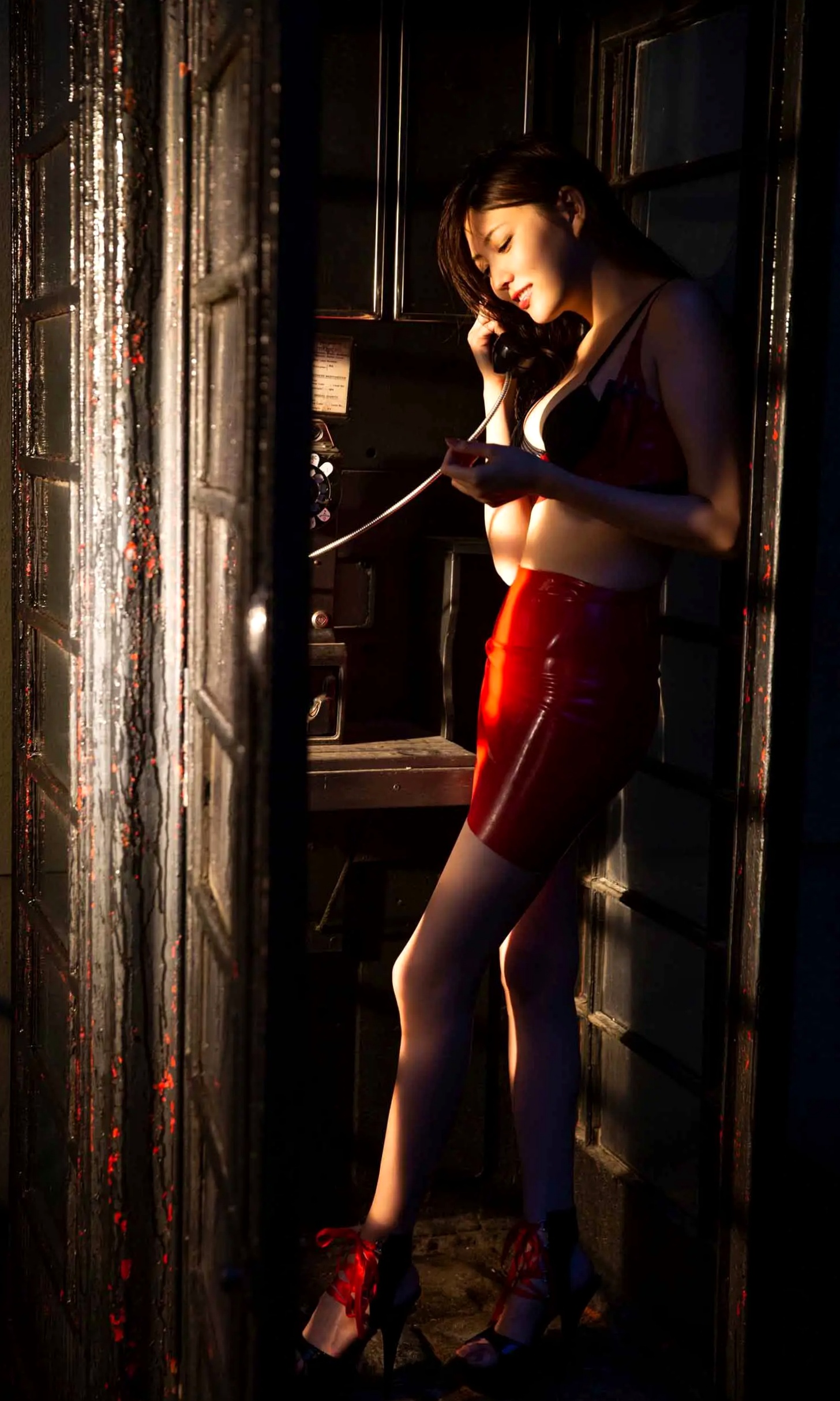 岩﨑名美 - THE LAST MISSION [73P] 丝绸睡衣性感私房写真 暗调优雅美腿诱惑