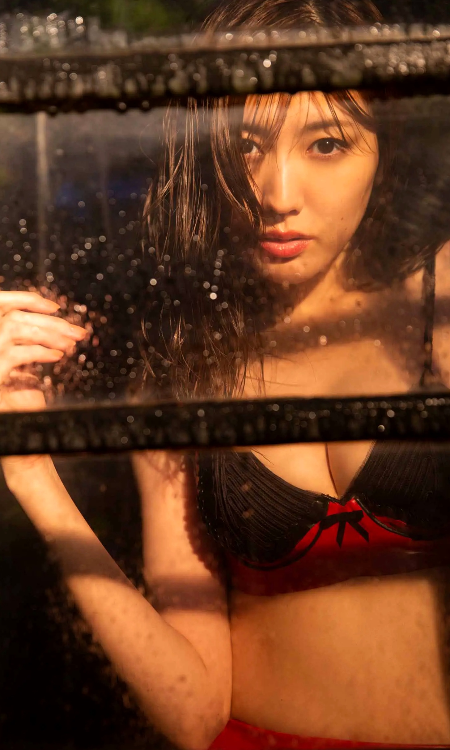 岩﨑名美 - THE LAST MISSION [73P] 丝绸睡衣性感私房写真 暗调优雅美腿诱惑