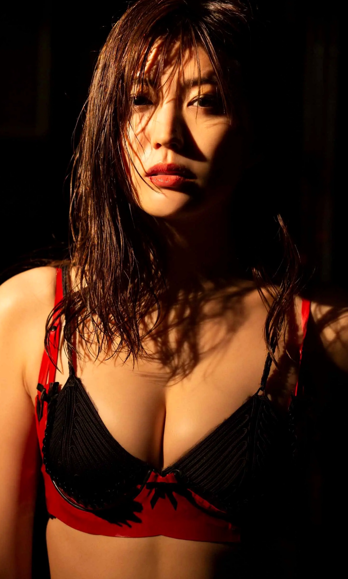 岩﨑名美 - THE LAST MISSION [73P] 丝绸睡衣性感私房写真 暗调优雅美腿诱惑