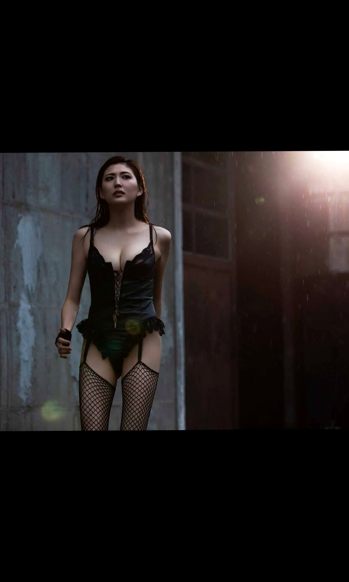 岩﨑名美 - THE LAST MISSION [73P] 丝绸睡衣性感私房写真 暗调优雅美腿诱惑