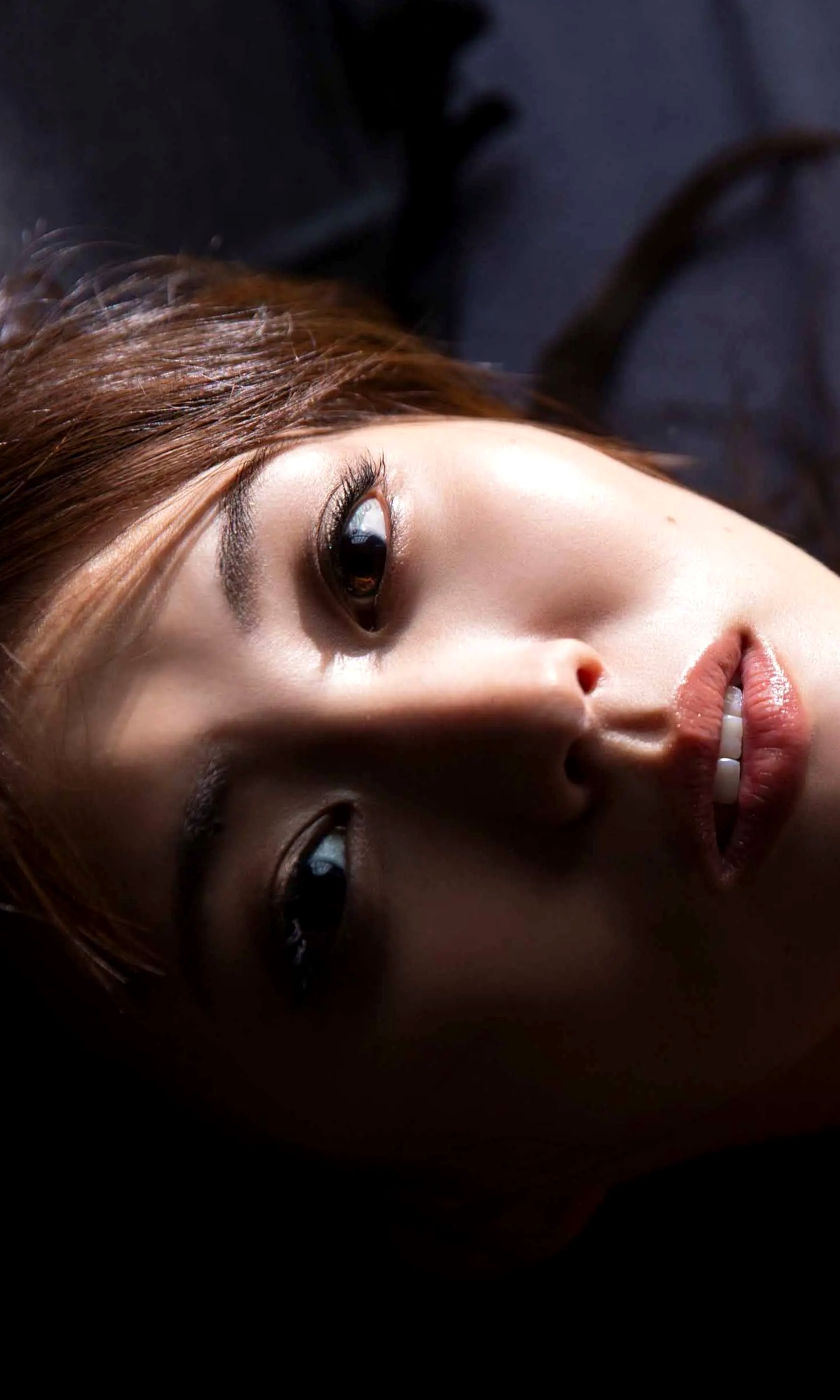 岩﨑名美 - THE LAST MISSION [73P] 丝绸睡衣性感私房写真 暗调优雅美腿诱惑
