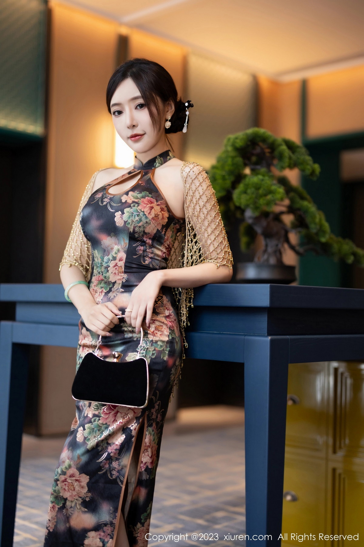 [XiuRen]高清写真图 2023.10.11 No.7495 王馨瑶yanni 美腿旗袍