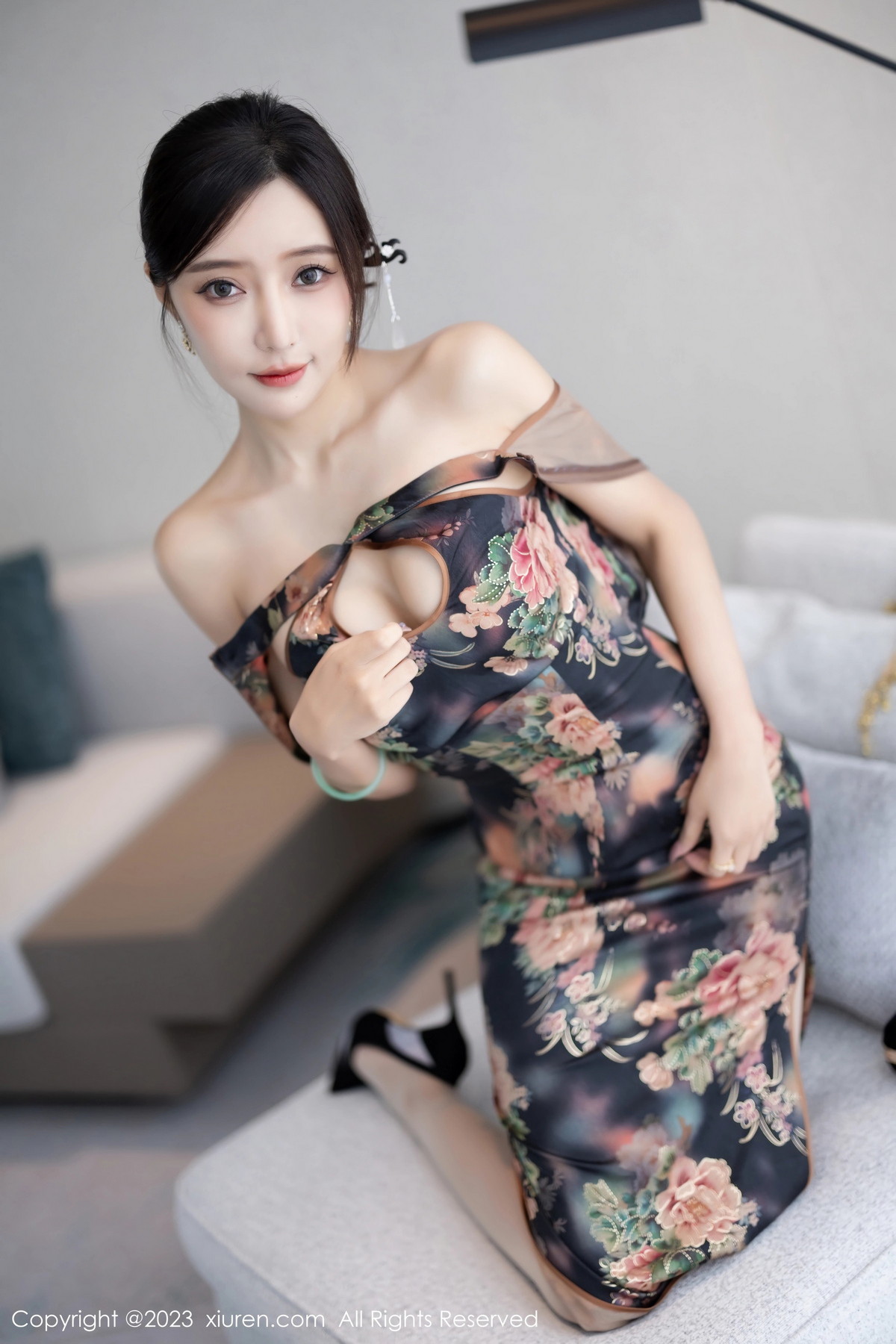 [XiuRen]高清写真图 2023.10.11 No.7495 王馨瑶yanni 美腿旗袍
