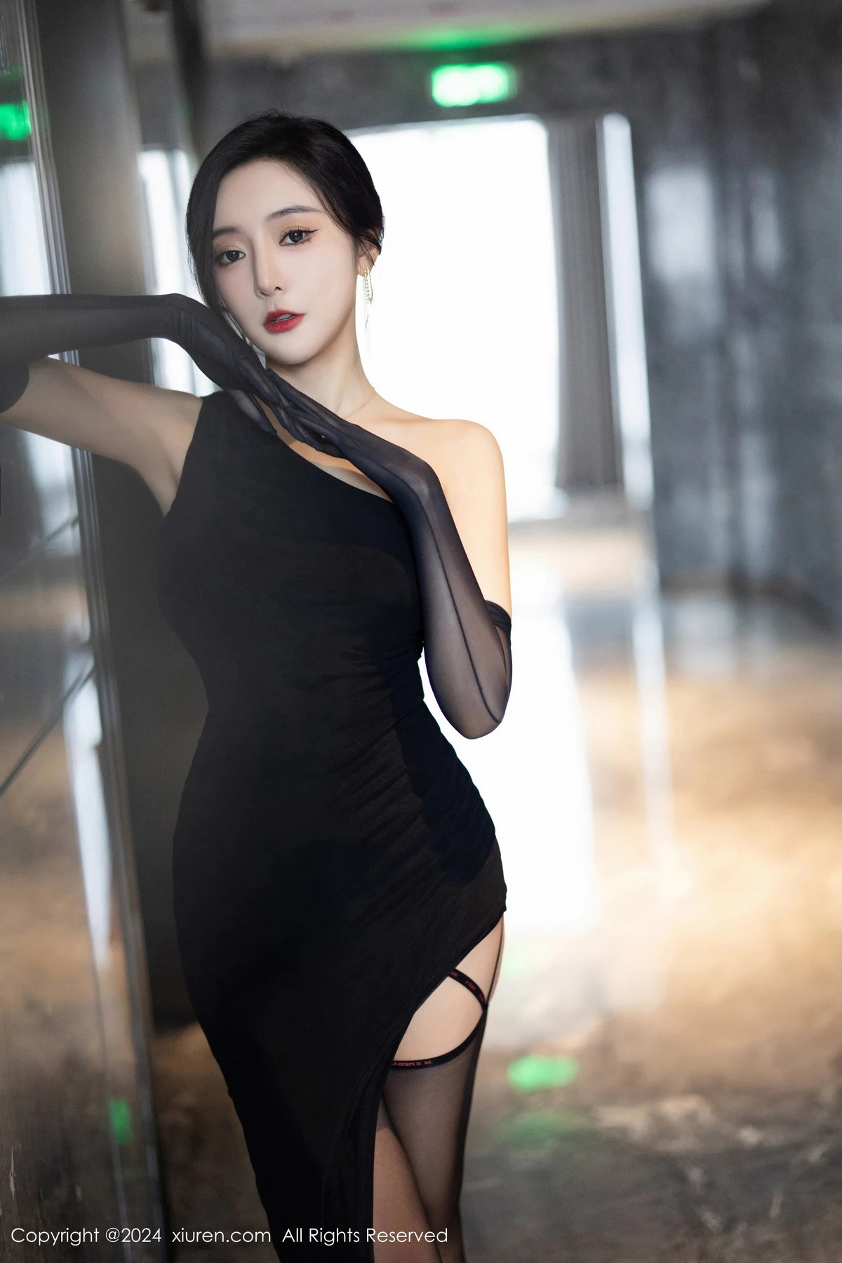 [XiuRen]高清写真图 2024.03.07 No.8194 王馨瑶yanni 美腿黑丝