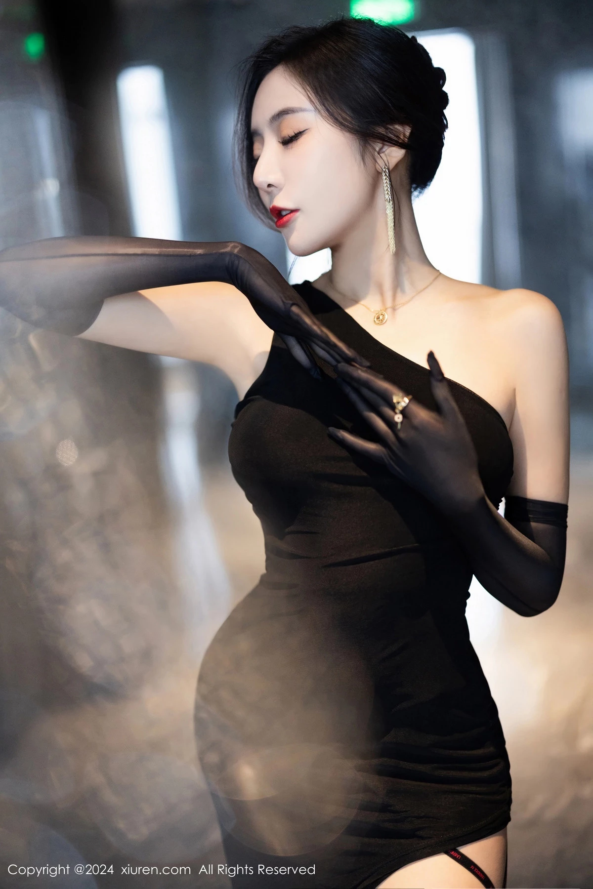 [XiuRen]高清写真图 2024.03.07 No.8194 王馨瑶yanni 美腿黑丝