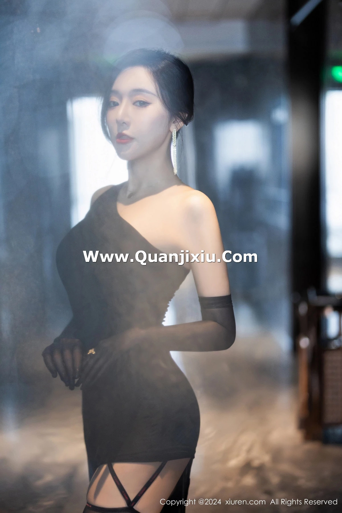 [XiuRen]高清写真图 2024.03.07 No.8194 王馨瑶yanni 美腿黑丝