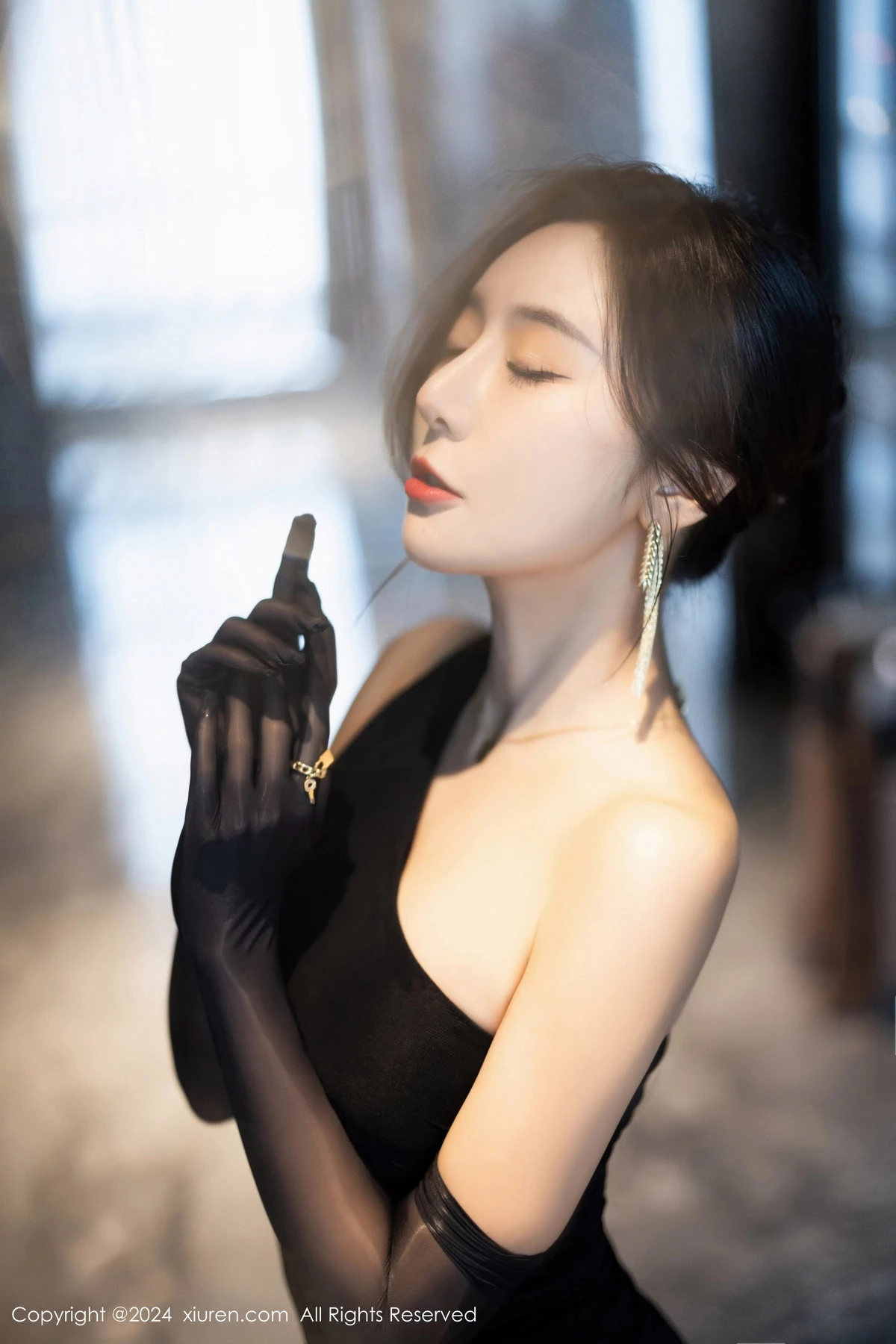 [XiuRen]高清写真图 2024.03.07 No.8194 王馨瑶yanni 美腿黑丝