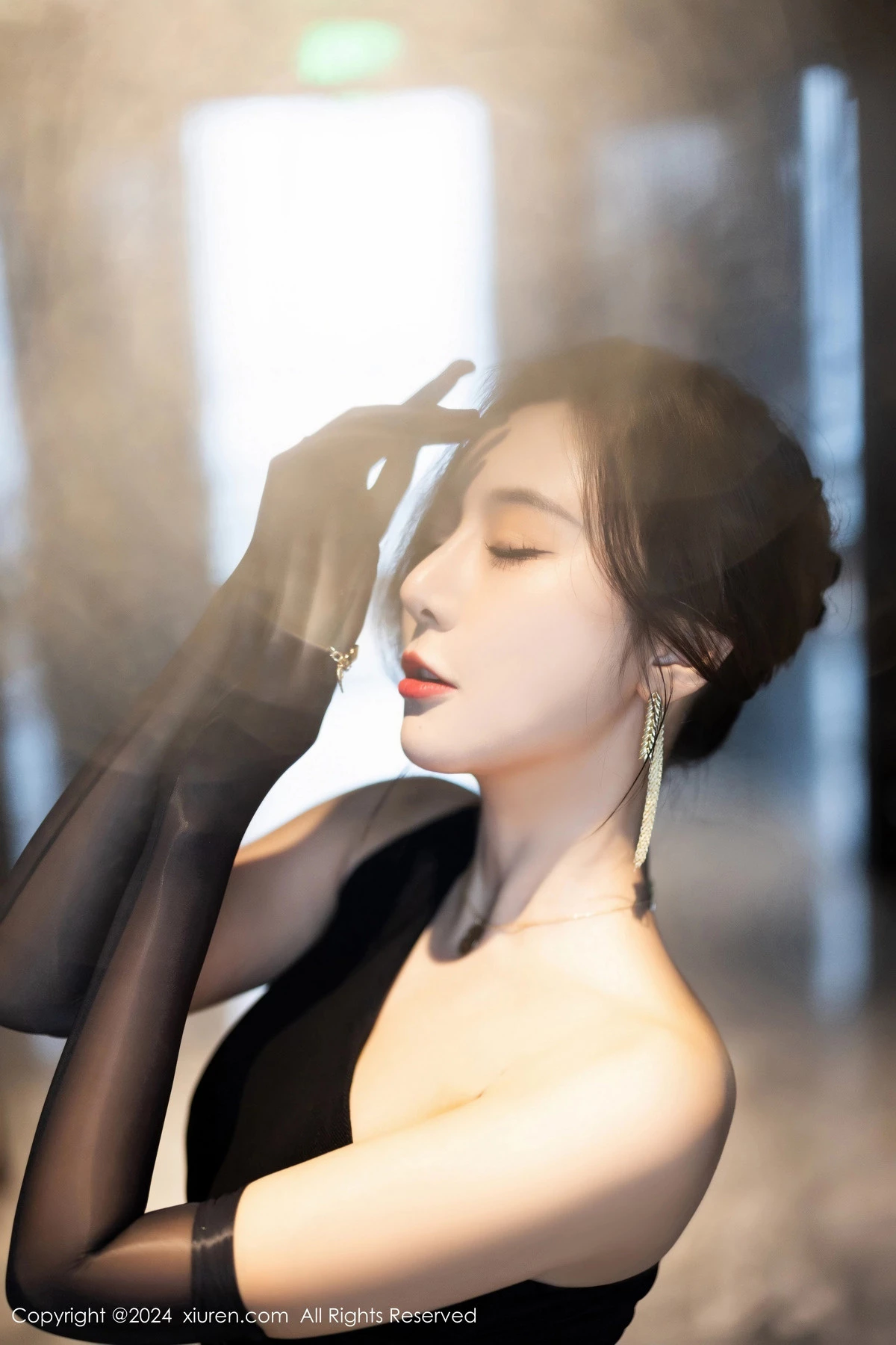 [XiuRen]高清写真图 2024.03.07 No.8194 王馨瑶yanni 美腿黑丝