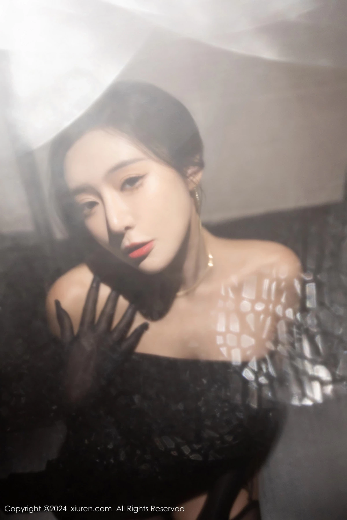 [XiuRen]高清写真图 2024.03.07 No.8194 王馨瑶yanni 美腿黑丝