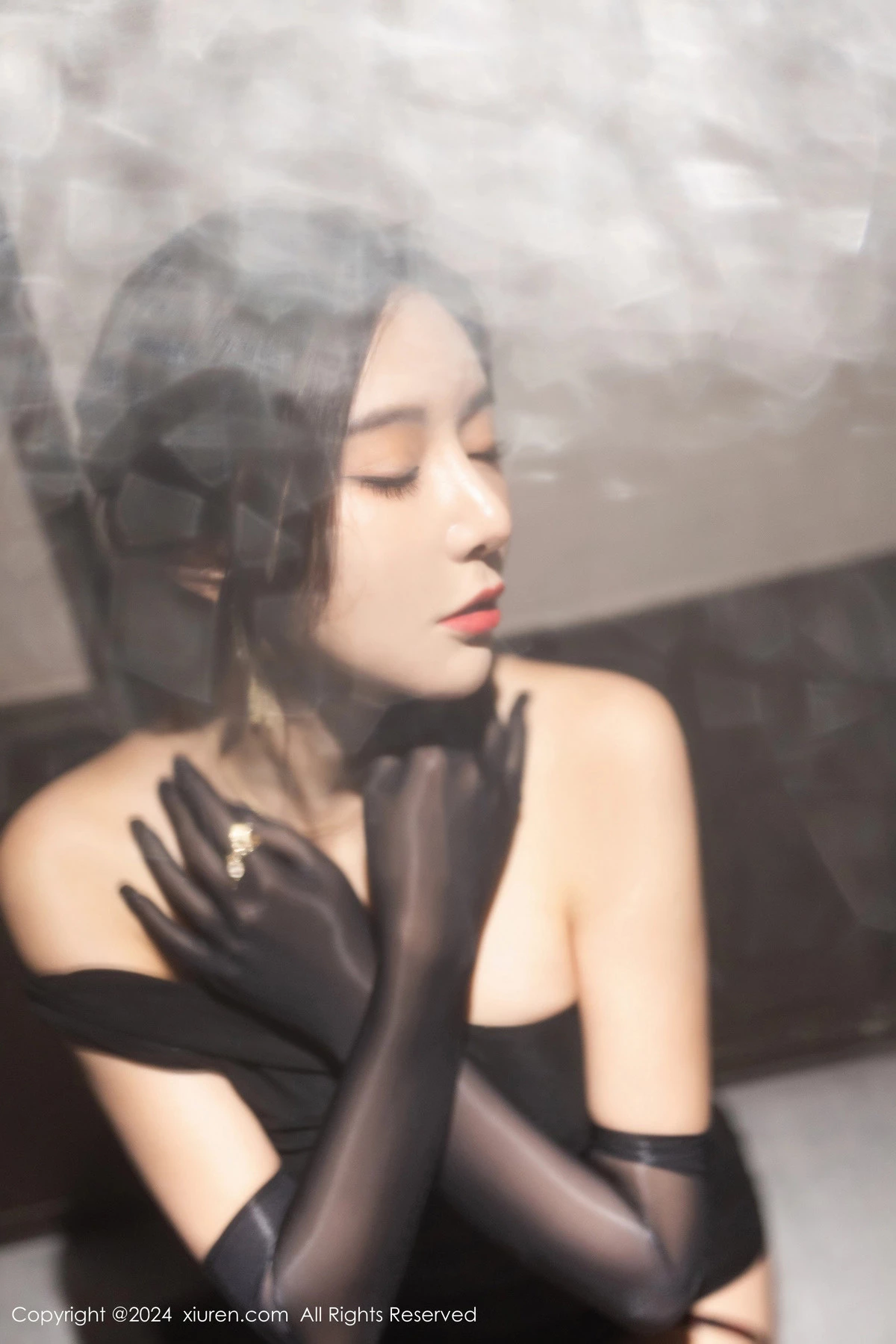 [XiuRen]高清写真图 2024.03.07 No.8194 王馨瑶yanni 美腿黑丝