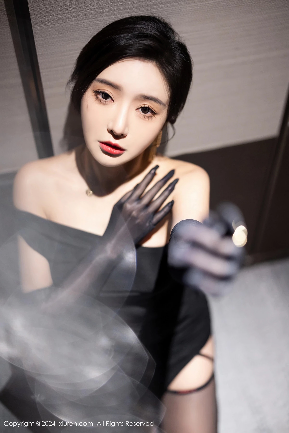 [XiuRen]高清写真图 2024.03.07 No.8194 王馨瑶yanni 美腿黑丝