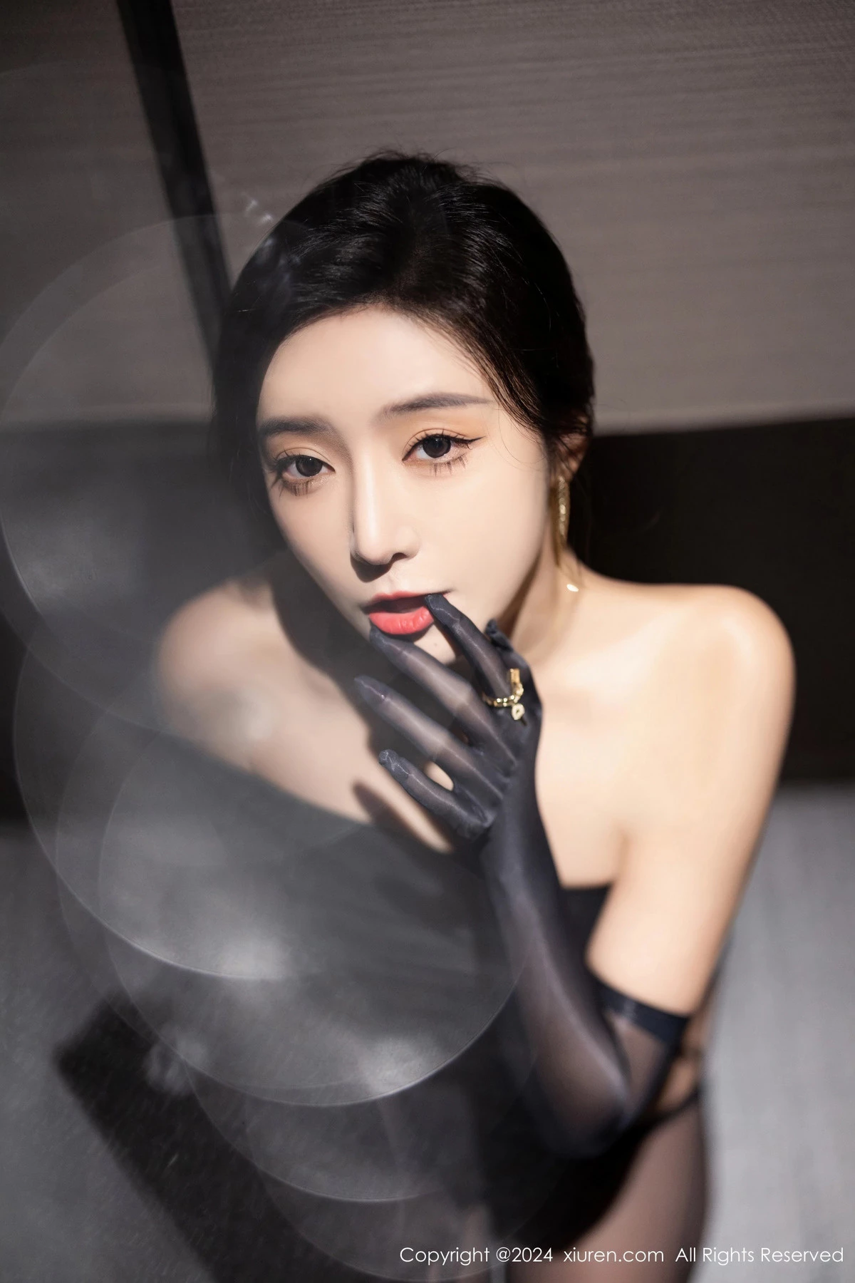 [XiuRen]高清写真图 2024.03.07 No.8194 王馨瑶yanni 美腿黑丝