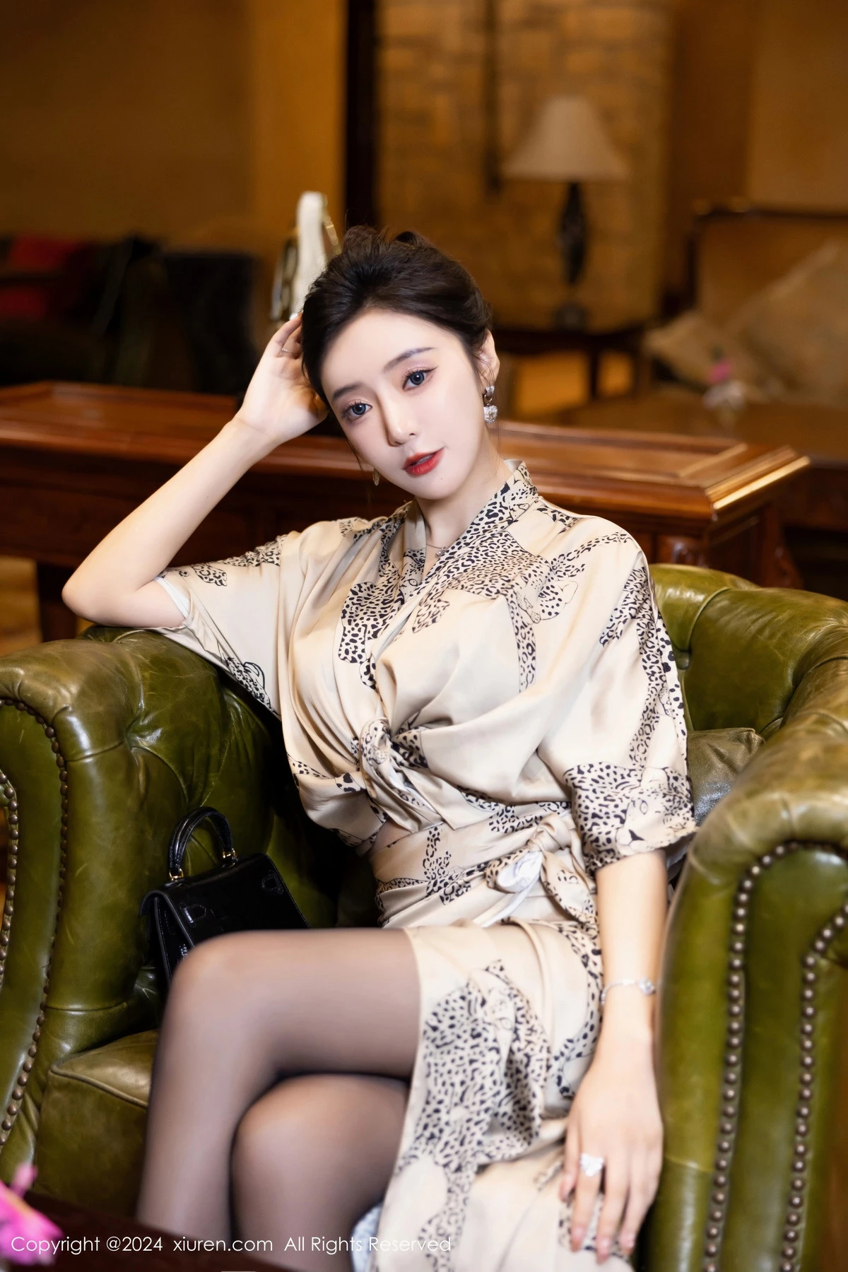 [XiuRen]高清写真图 2024.05.09 No.8510 王馨瑶yanni 黑丝美腿