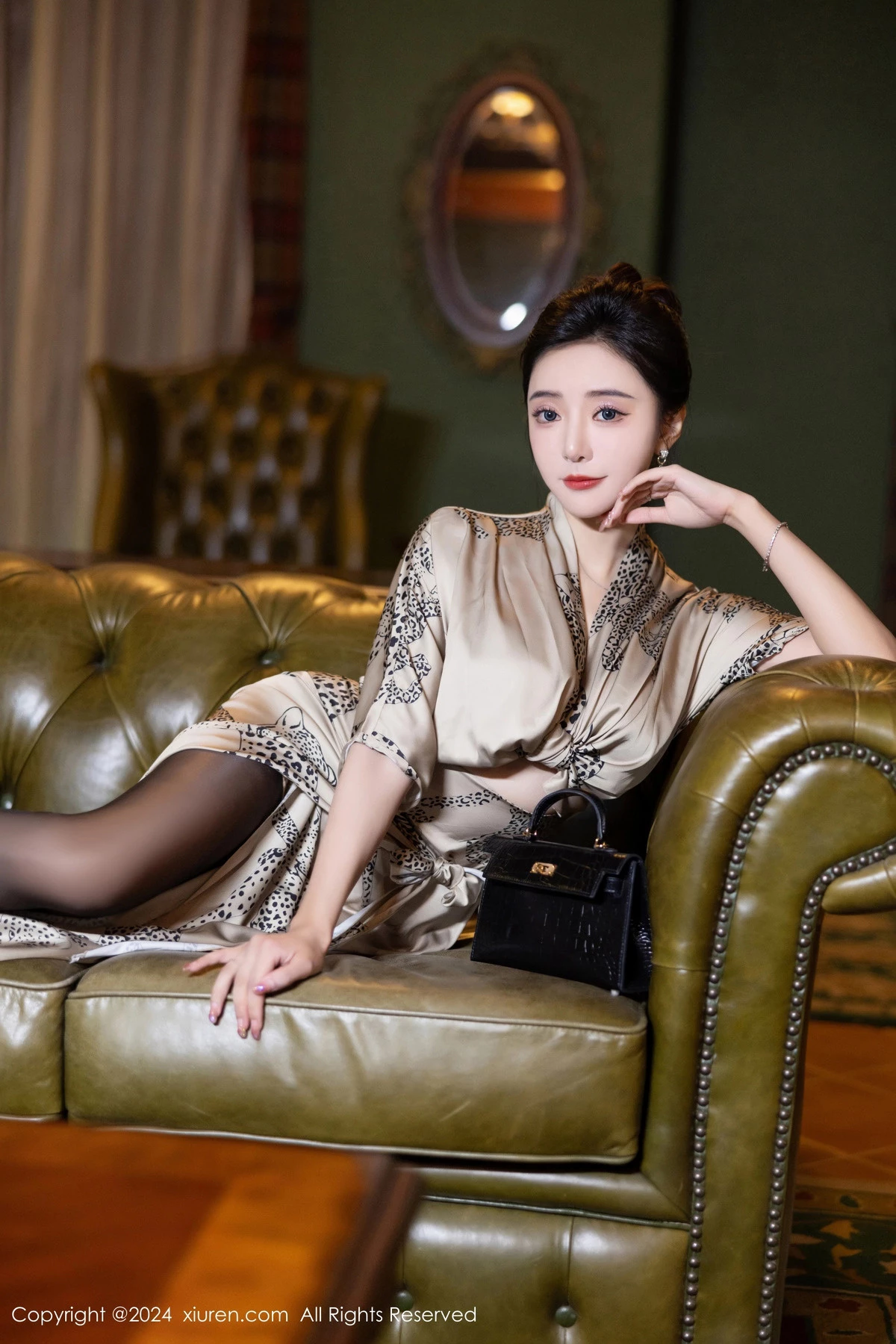 [XiuRen]高清写真图 2024.05.09 No.8510 王馨瑶yanni 黑丝美腿