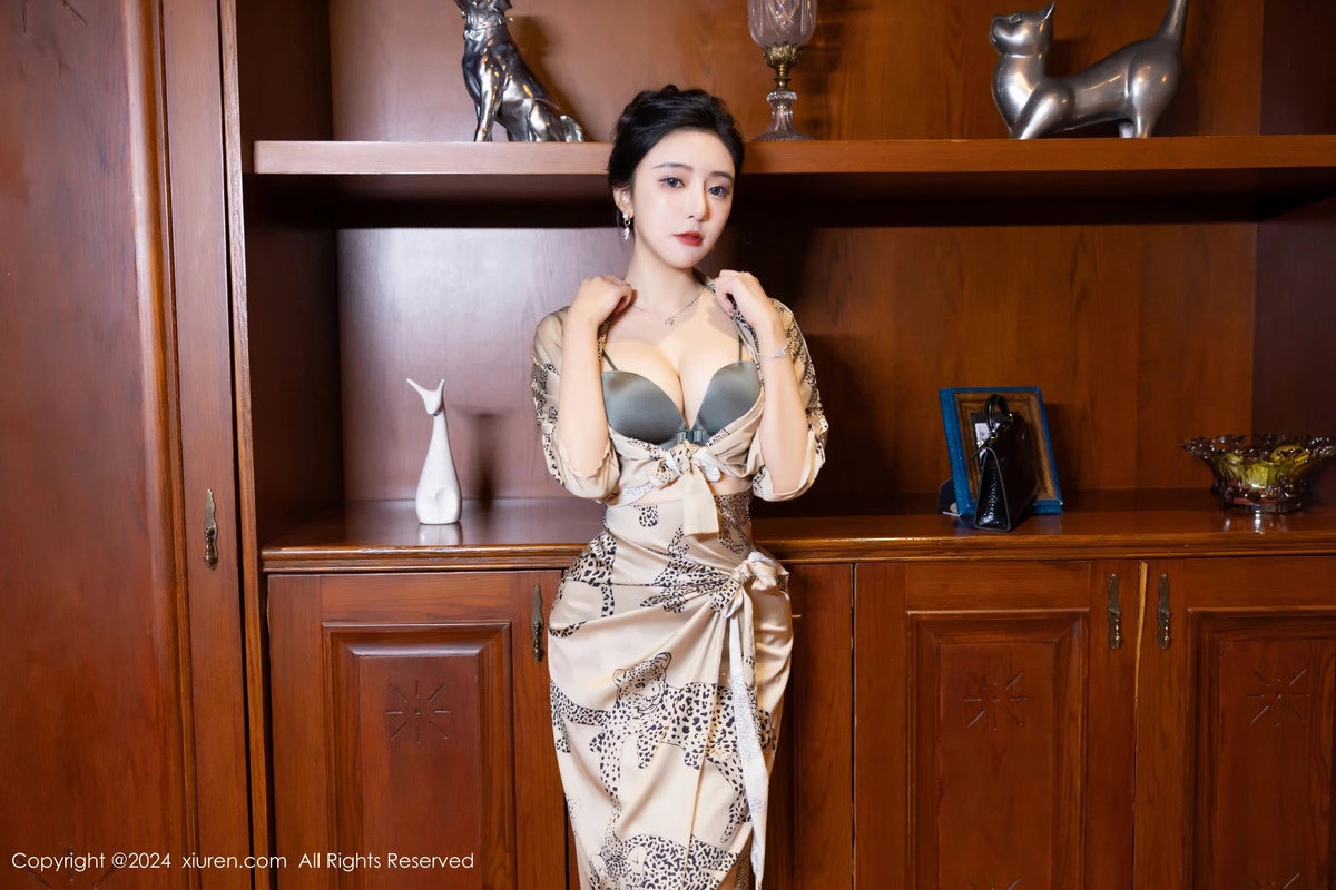 [XiuRen]高清写真图 2024.05.09 No.8510 王馨瑶yanni 黑丝美腿