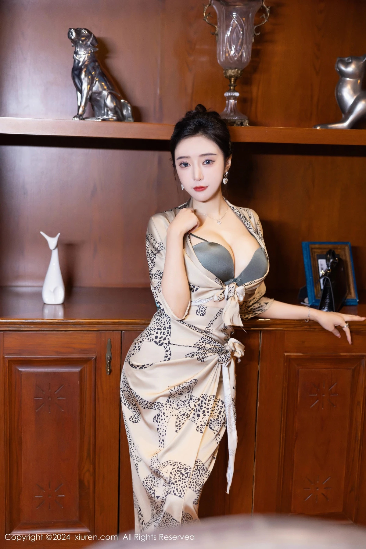[XiuRen]高清写真图 2024.05.09 No.8510 王馨瑶yanni 黑丝美腿