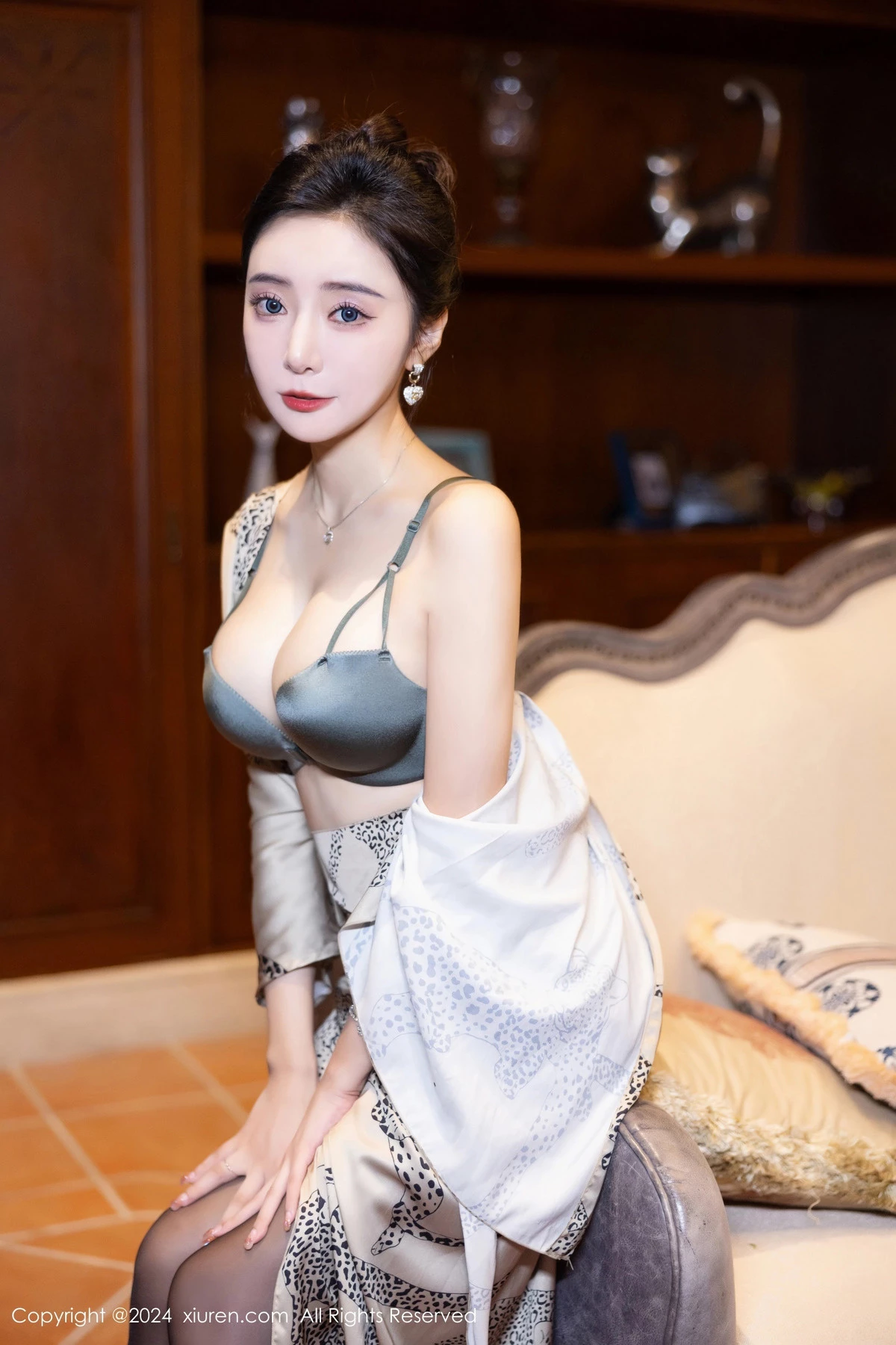 [XiuRen]高清写真图 2024.05.09 No.8510 王馨瑶yanni 黑丝美腿