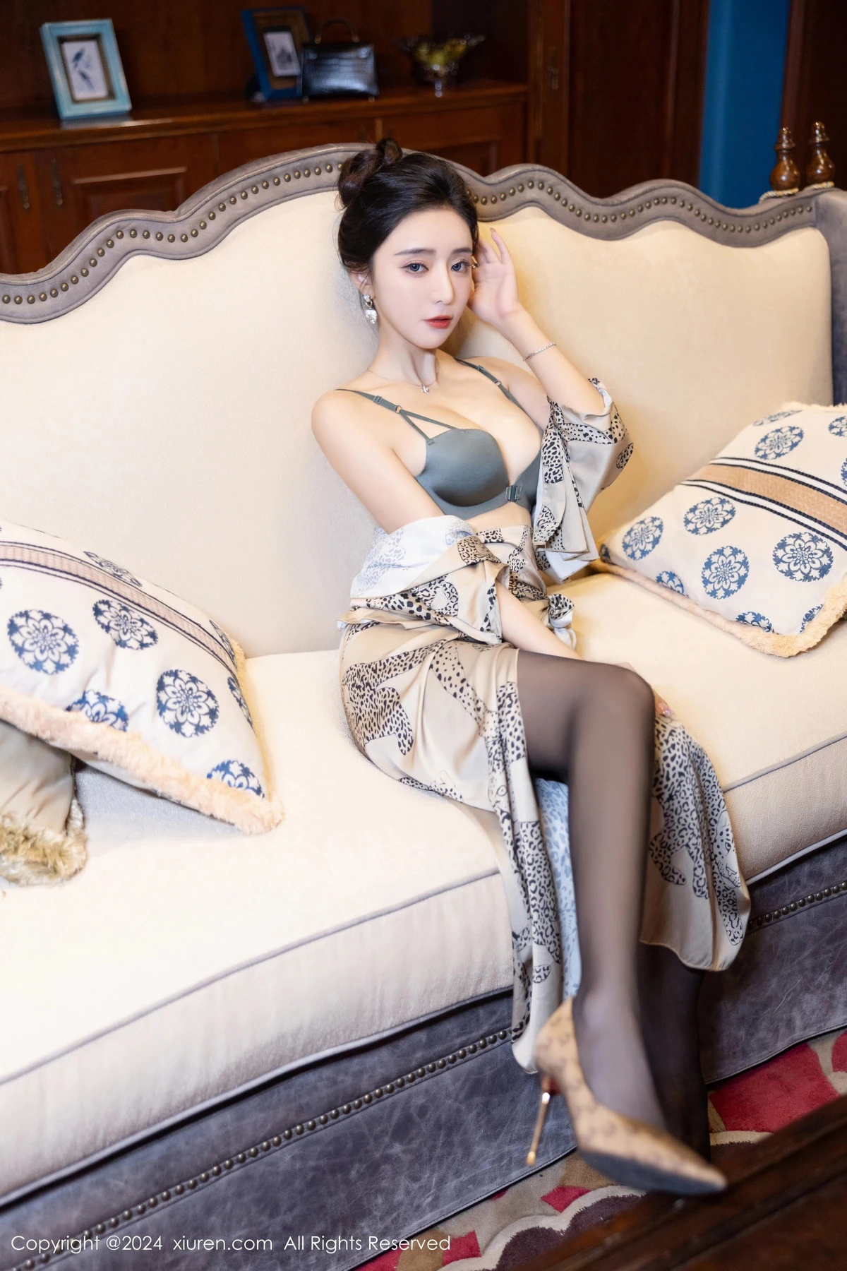 [XiuRen]高清写真图 2024.05.09 No.8510 王馨瑶yanni 黑丝美腿