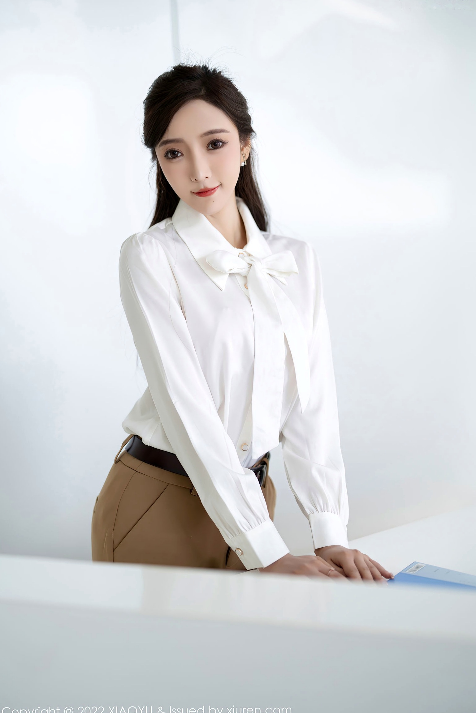 Gallery - XiaoYu语画界 - Painting World -852-王馨瑶：职场白衬衫与粉色内衣的极致诱惑，优雅干练与性感私房写真，无圣光大尺度呈现语画界 - Painting World 性感气质私房照尤物 王馨瑶女神私房照_秀色女神 - image 1