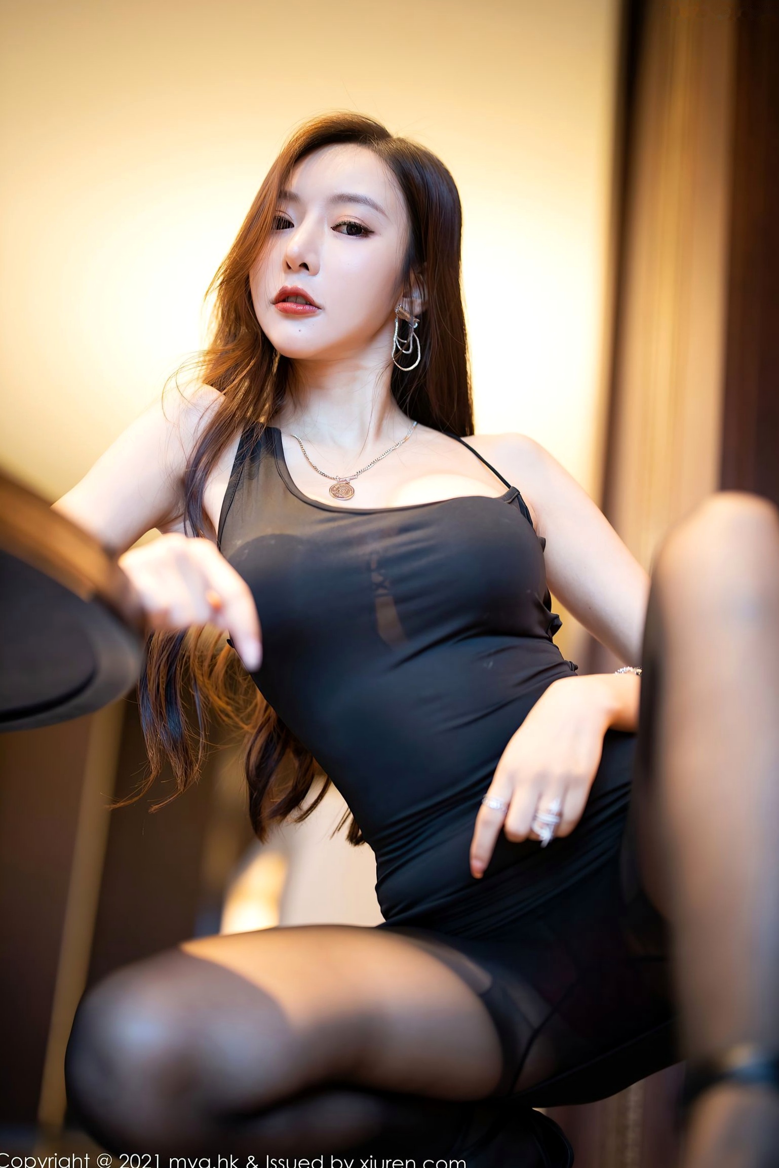 Gallery - MyGirl美媛馆：王馨瑶Yanni高端酒店黑丝私房照，黑色吊带短裙尽显御姐魅力，城市夜景下的冷艳诱惑，无圣光大尺度精选套图美媛馆黑丝性感私房照御女郎 - Royal Lady  王馨瑶女神私房照_秀色女神 - image 40