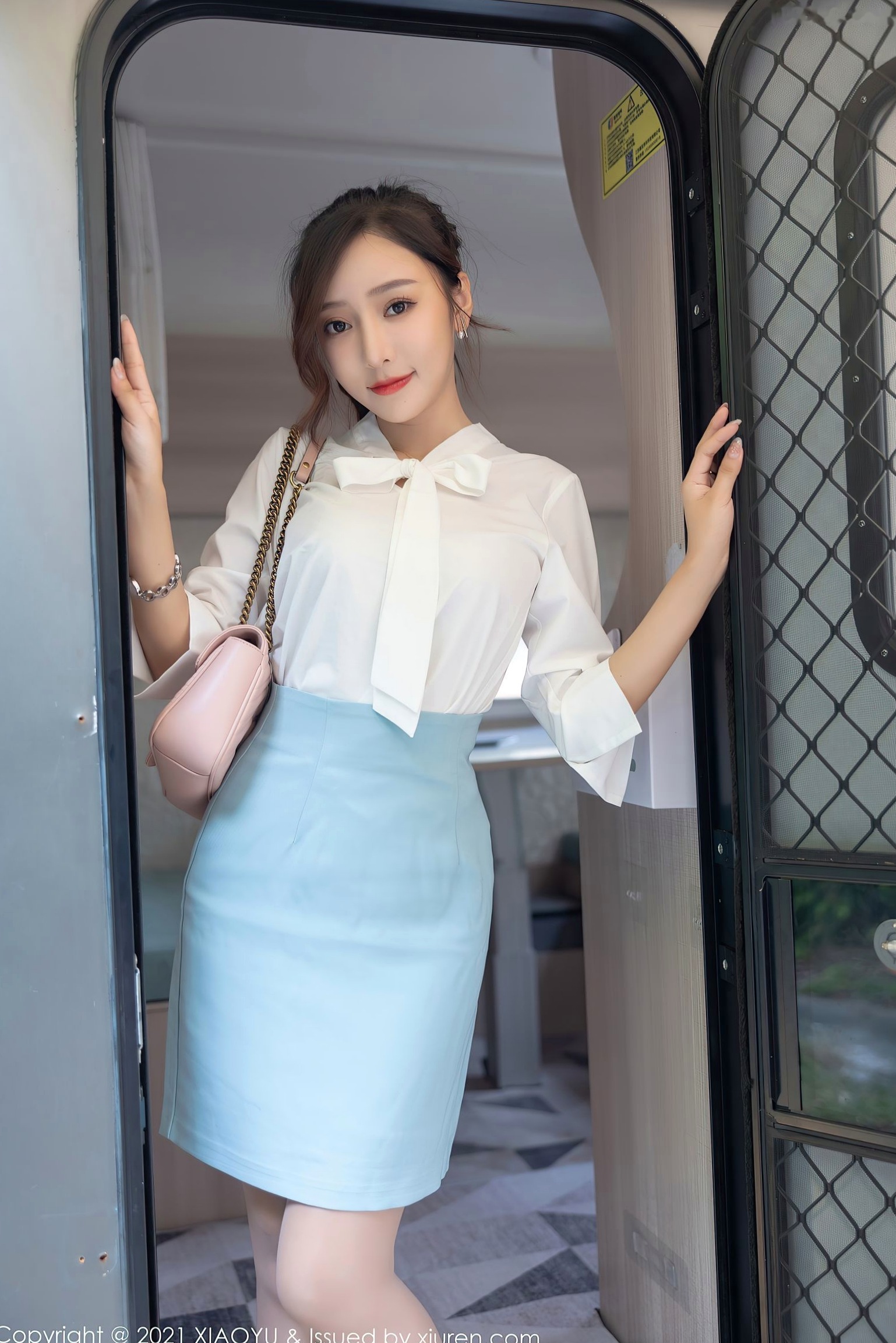 Gallery - XiaoYu语画界 - Painting World 635期：王馨瑶Yanni职场OL白领制服写真，淡雅衬衫搭配超薄肉丝，尽显迷人美腿曲线，极致诱惑私房视觉盛宴语画界 - Painting World 性感制服美腿丝袜私房照 王馨瑶女神私房照_秀色女神 - image 12
