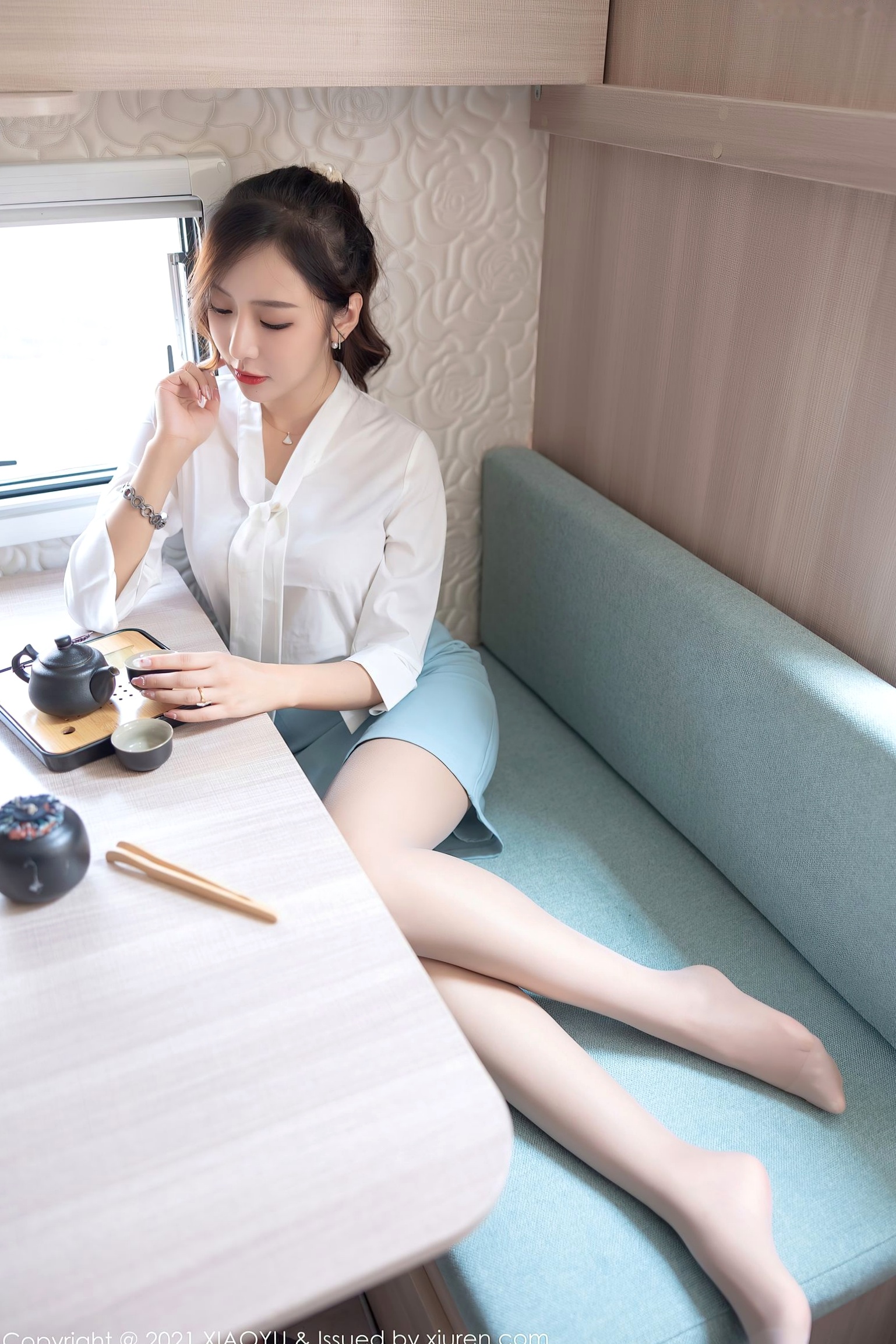 Gallery - XiaoYu语画界 - Painting World 635期：王馨瑶Yanni职场OL白领制服写真，淡雅衬衫搭配超薄肉丝，尽显迷人美腿曲线，极致诱惑私房视觉盛宴语画界 - Painting World 性感制服美腿丝袜私房照 王馨瑶女神私房照_秀色女神 - image 25