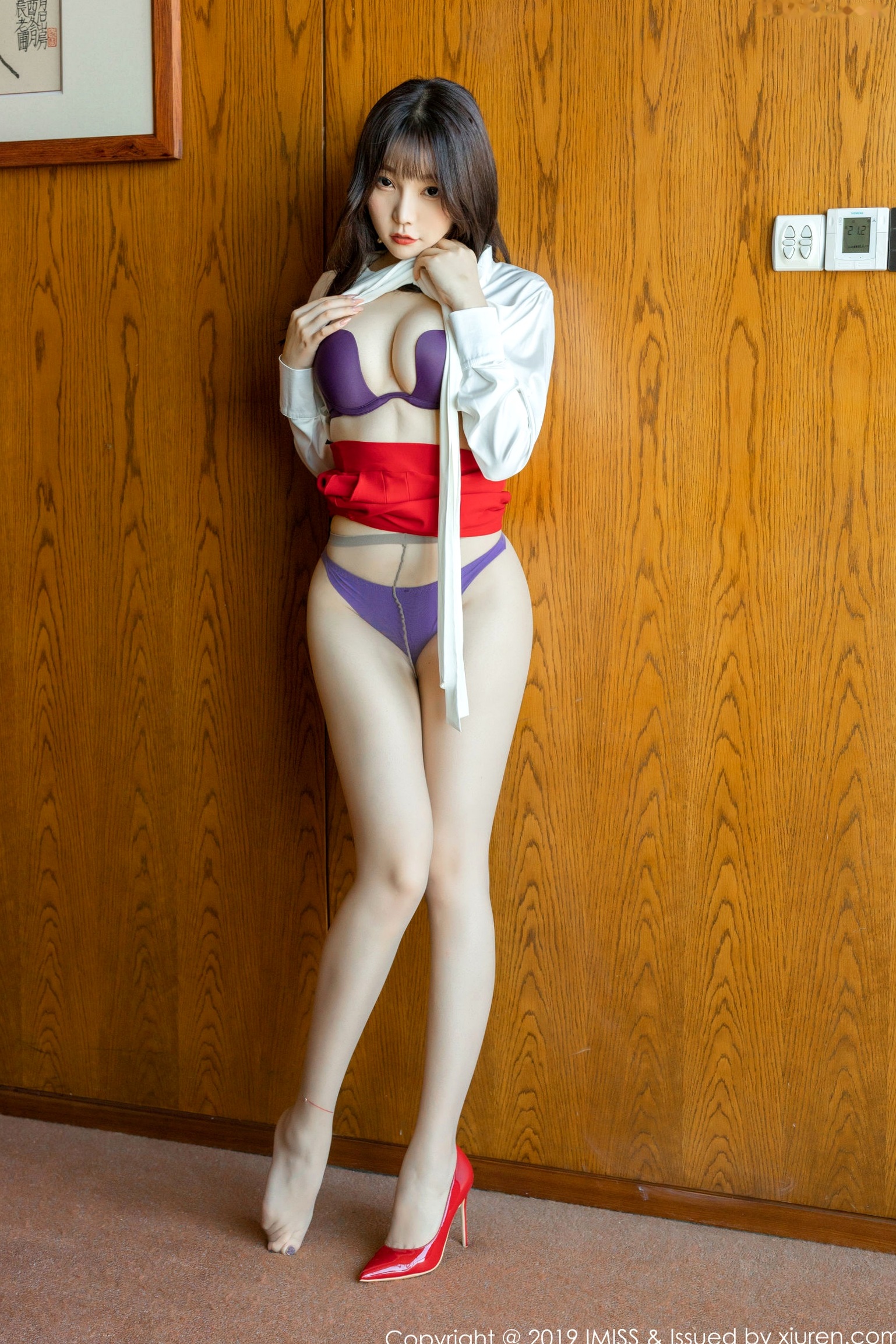 Gallery - 爱蜜社 - Honey Club 芝芝秘书制服诱惑，职场白衬衫红裙丝袜美腿，尽显知性迷人风采爱蜜社 - Honey Club 制服丝袜美腿性感 芝芝女神私房照_秀色女神 - image 17