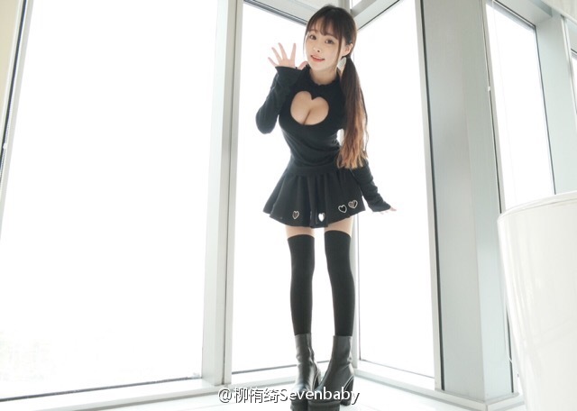 柳侑绮Sevenbaby 极品童颜巨乳俏皮私房照诱惑写真图