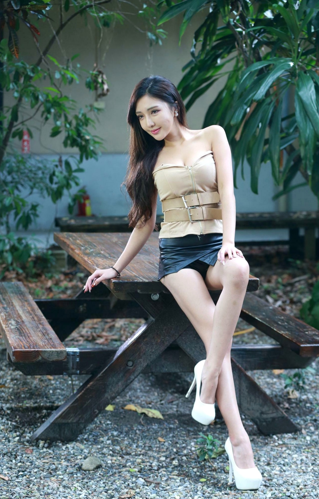 Gallery - 台湾正妹赵芸户外街拍性感写真，卡其束腰搭配黑色超短皮裙，大秀修长美腿，尽显迷人女神范儿 [40P]台湾美腿街拍性感女神 赵芸女神私房照_秀色女神 - image 19