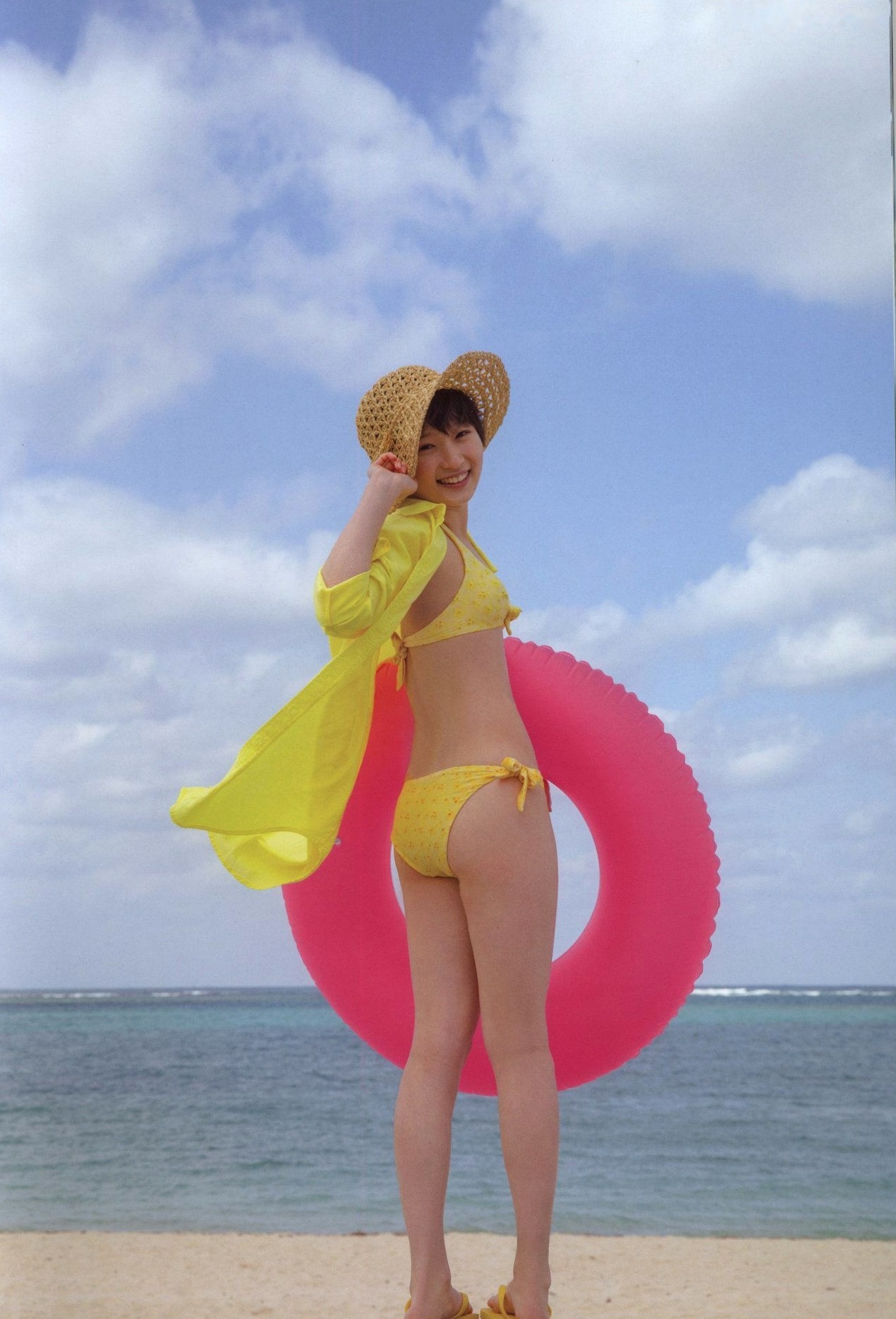 Gallery - 宮本佳林《Karin sixteen》写真集，清纯校服与清新居家风格，记录十六岁少女灵动之美日本清纯治愈系校服萝莉 宫本佳林女神私房照_秀色女神 - image 1