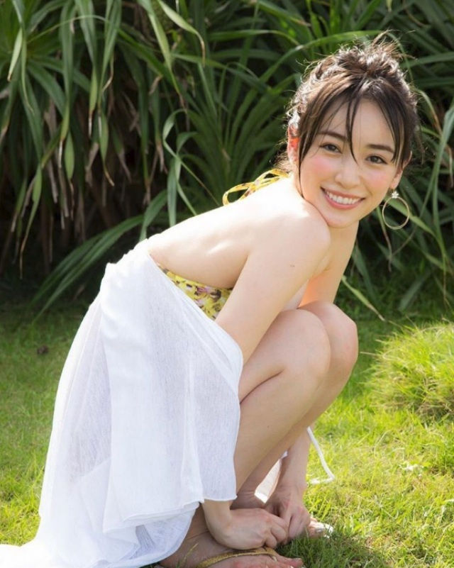 泉里香(浜千咲) 人生初次比基尼写真图