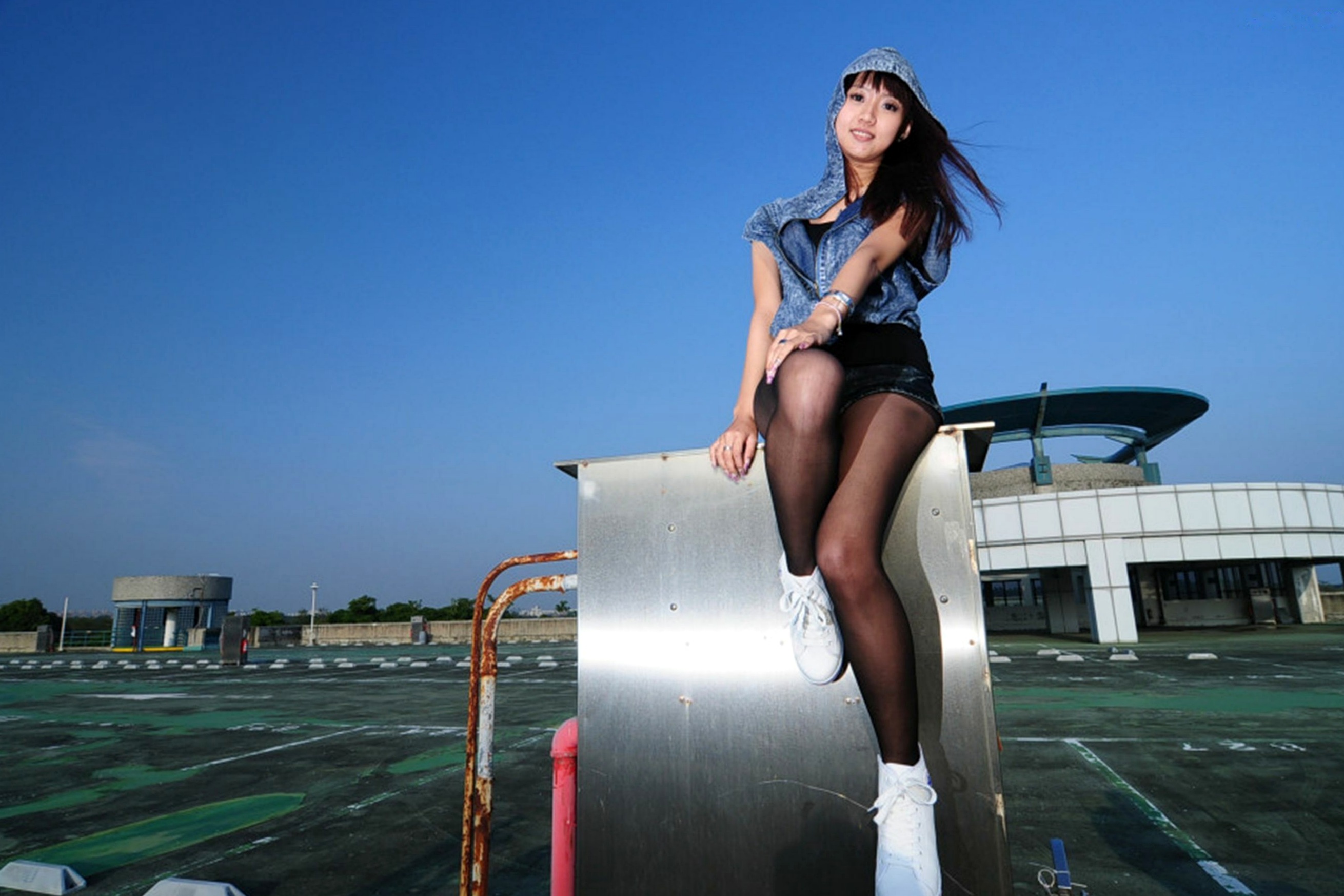 Gallery - 台湾正妹希希清新街拍写真，户外黑丝长腿唯美俏皮装扮台湾街拍清纯治愈系美腿 尤物女皇女神私房照_秀色女神 - image 15