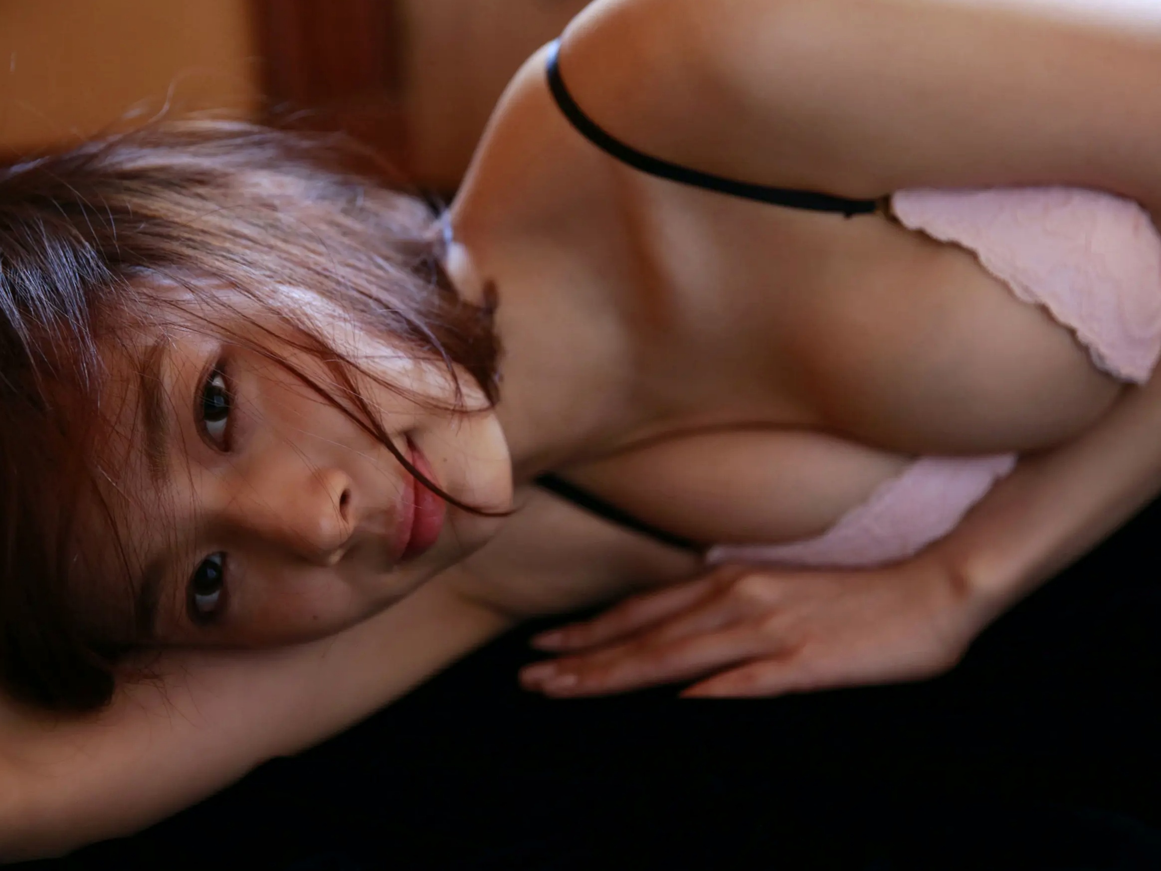 岡田紗佳 - ハイスペックガール 室内优雅私房写真 性感美腿大片
