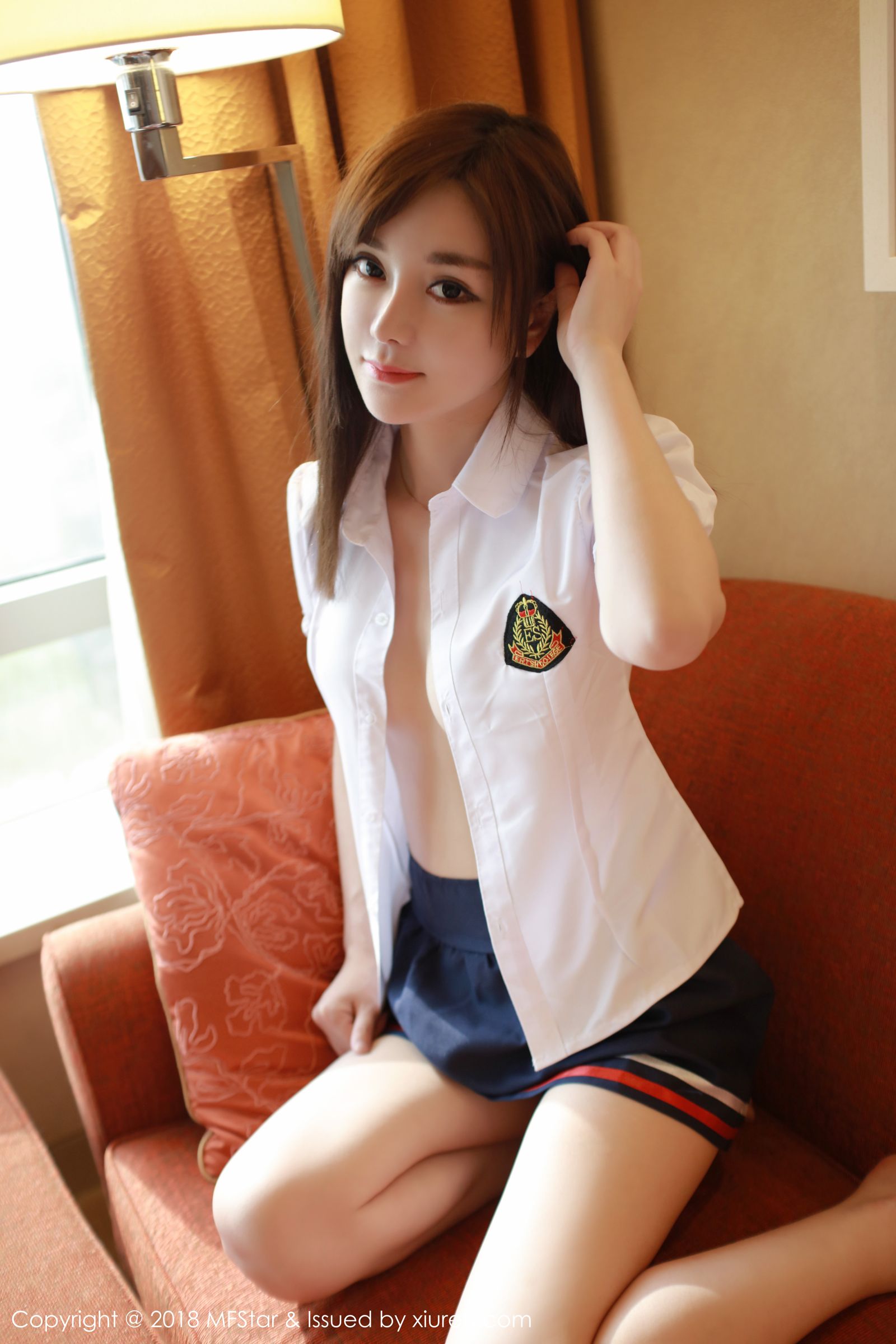 美女模特韩子萱 一身优雅英伦校服